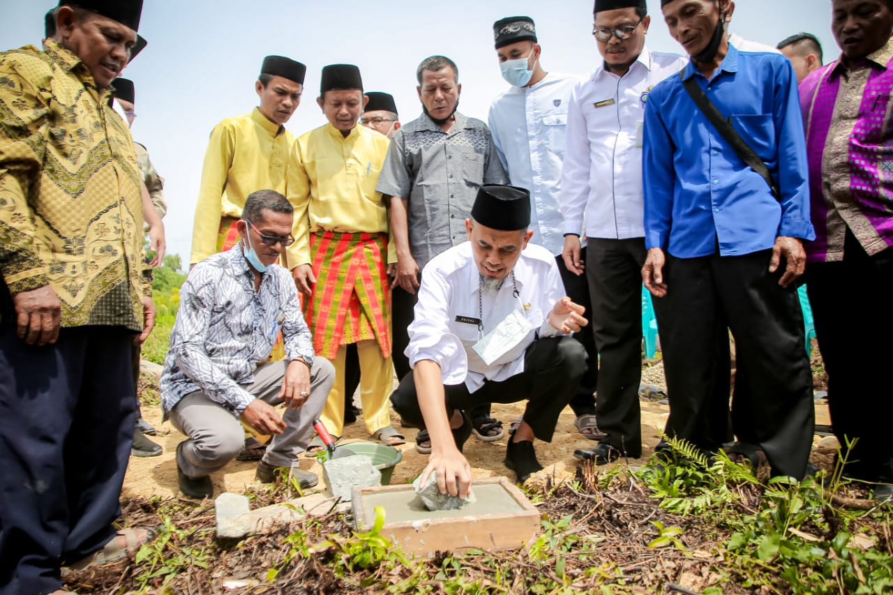 Selain Meletakkan Batu Pertama, Walikota Infaqkan 50 Sak Semen Untuk Pembangunan Musholla Haqqul Yakin