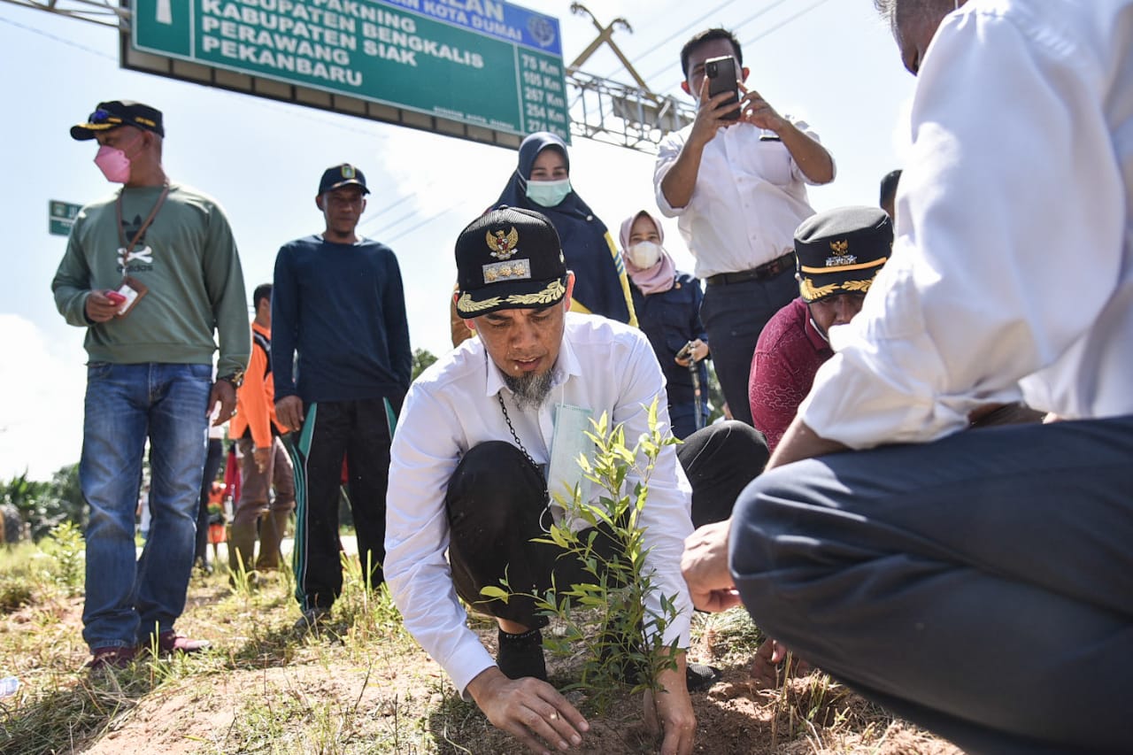 Gelorakan Semangat Gotong Royong, Wali Kota Dumai Juga Turut Serta Tanam Pohon Pucuk Merah 