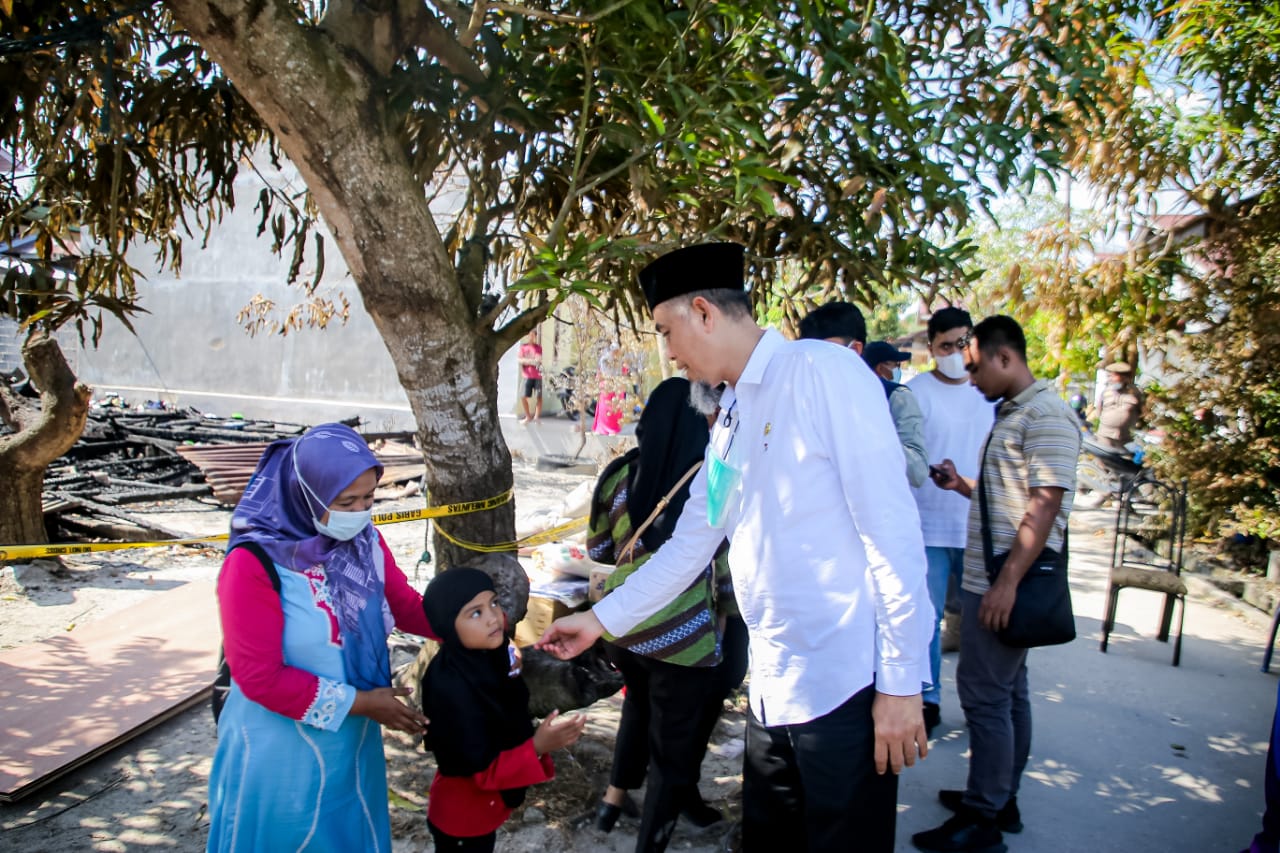 Ringankan Beban Korban Kebakaran, Walikota Dumai Beri Bantuan 
