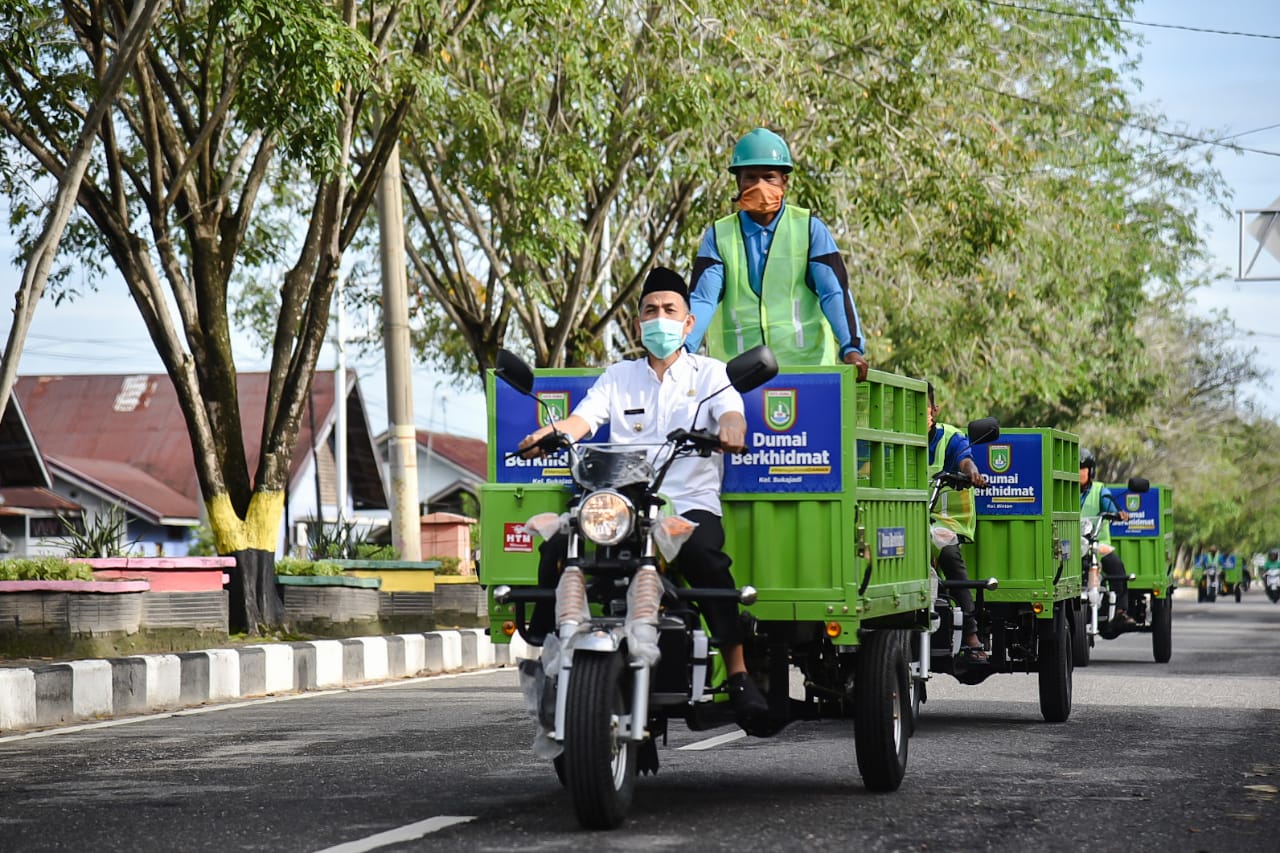 Serahkan 11 Unit Pengangkut Sampah, Wali Kota Dumai Test Drive Motor Kaisar Keliling Jalan Patimura