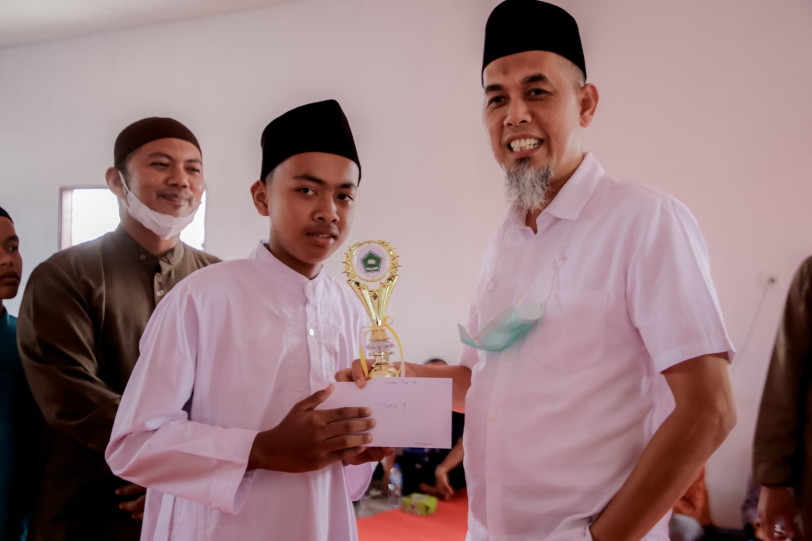 Milad MTS Al-Falah, Wali Kota  Serahkan Piala Kepada Para Tahfidz Qur'an 