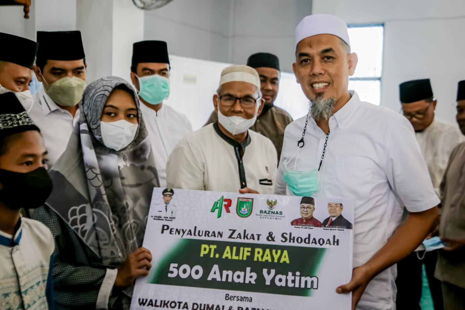 Bersama Baznas Dumai dan PT. Alif Raya, Wali Kota Salurkan 1500 Bantuan Zakat dan Shodaqah Untuk Dhuafa dan Anak Yatim