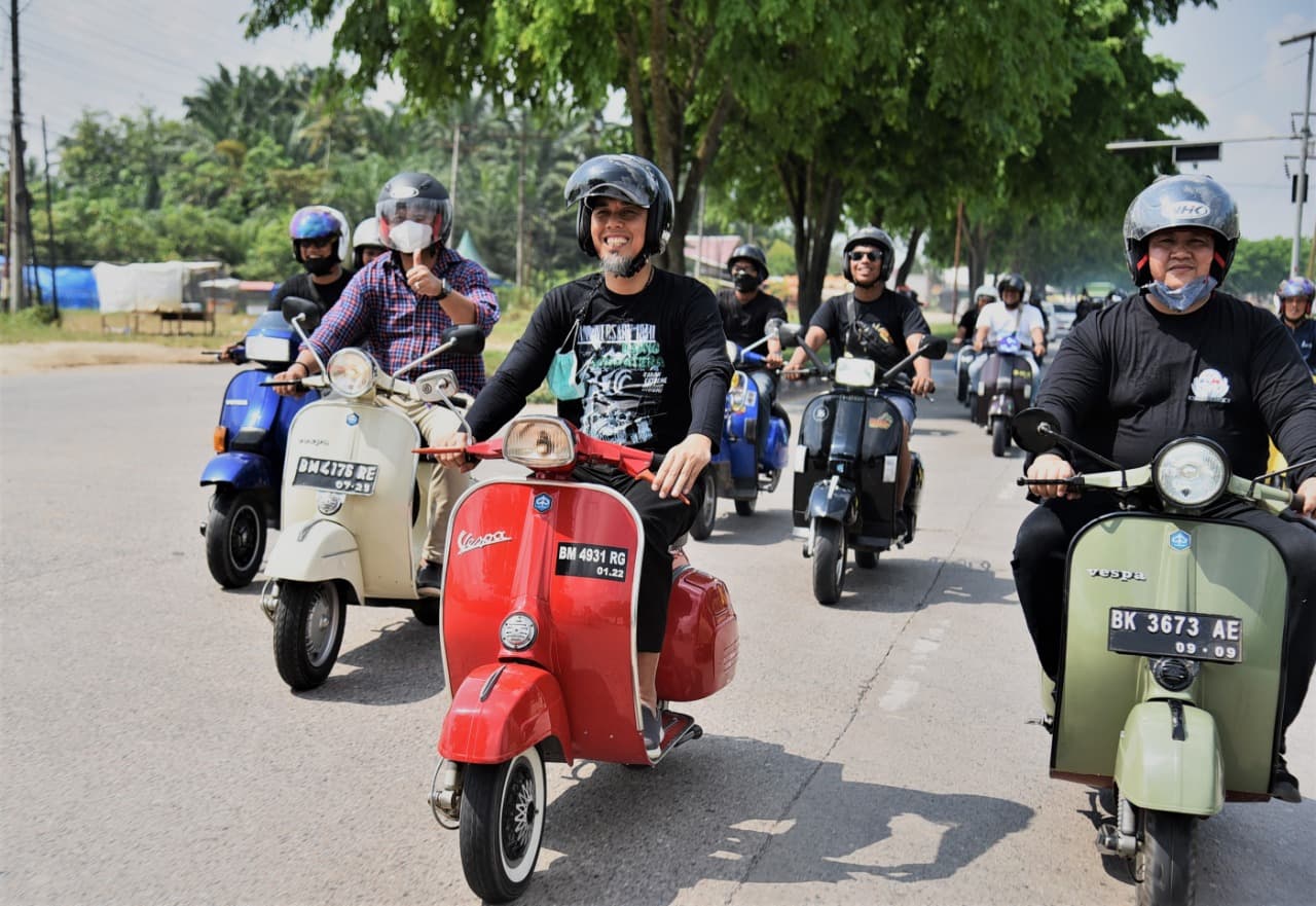 Dengan Mengendarai Motor Vespa Merahnya, H. Paisal Bersama Komunitas Vespa Berkeliling Kota Dumai