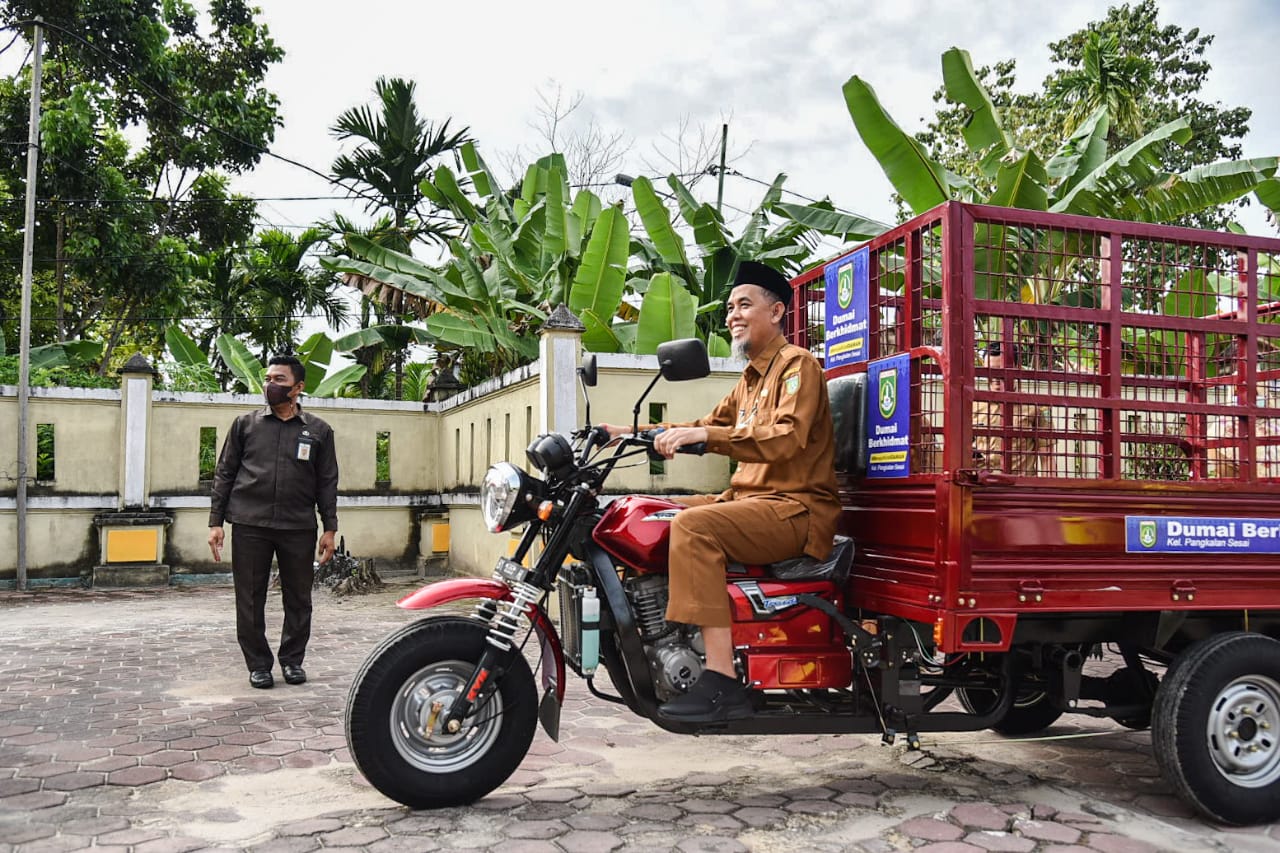 Wali Kota Dumai Pimpin Apel Peluncuran Personel dan Kendaraan Khidmat Kebersihan di Kecamatan Dumai Barat
