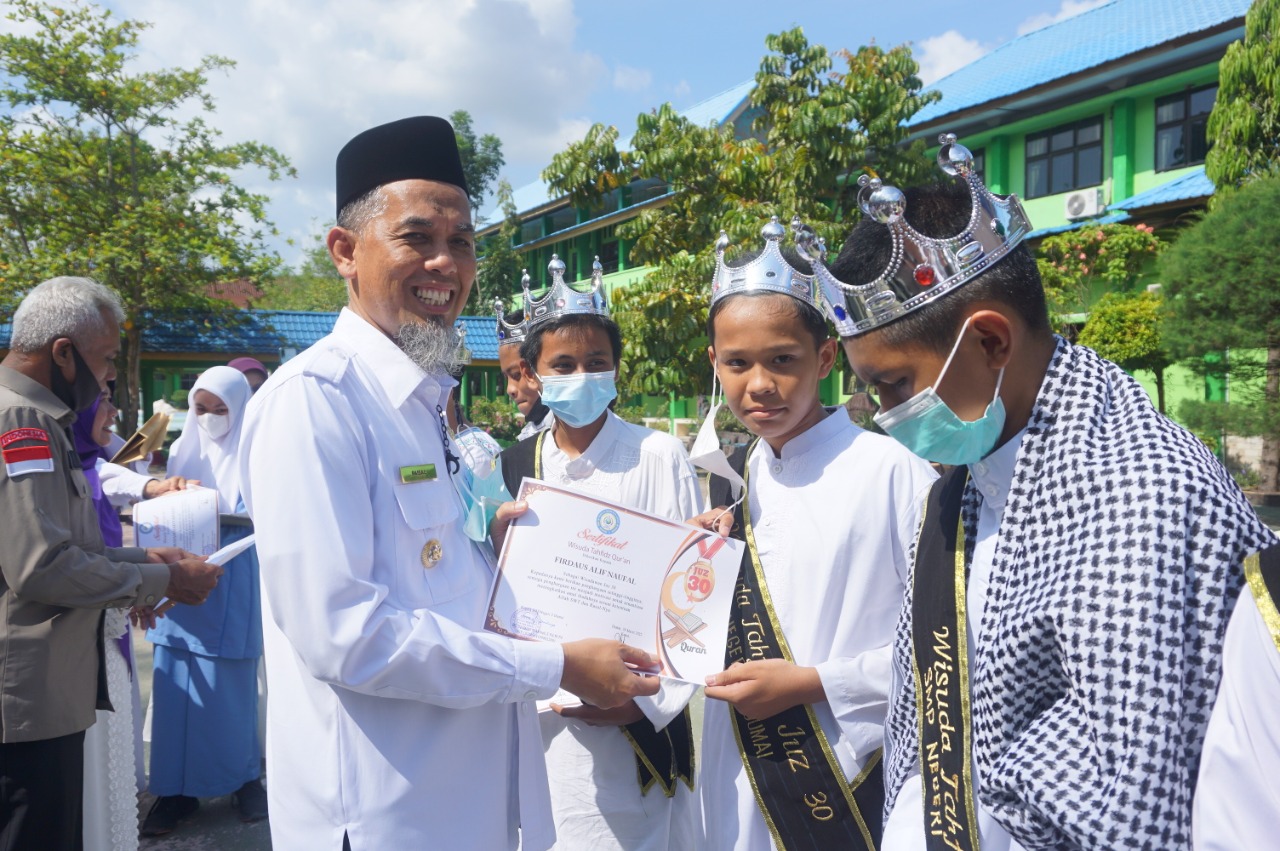 Hadiri Khatam dan Wisuda Tahfidz  SMP Negeri 2 Dumai, Wali Kota: Dalamilah Ilmu Agama