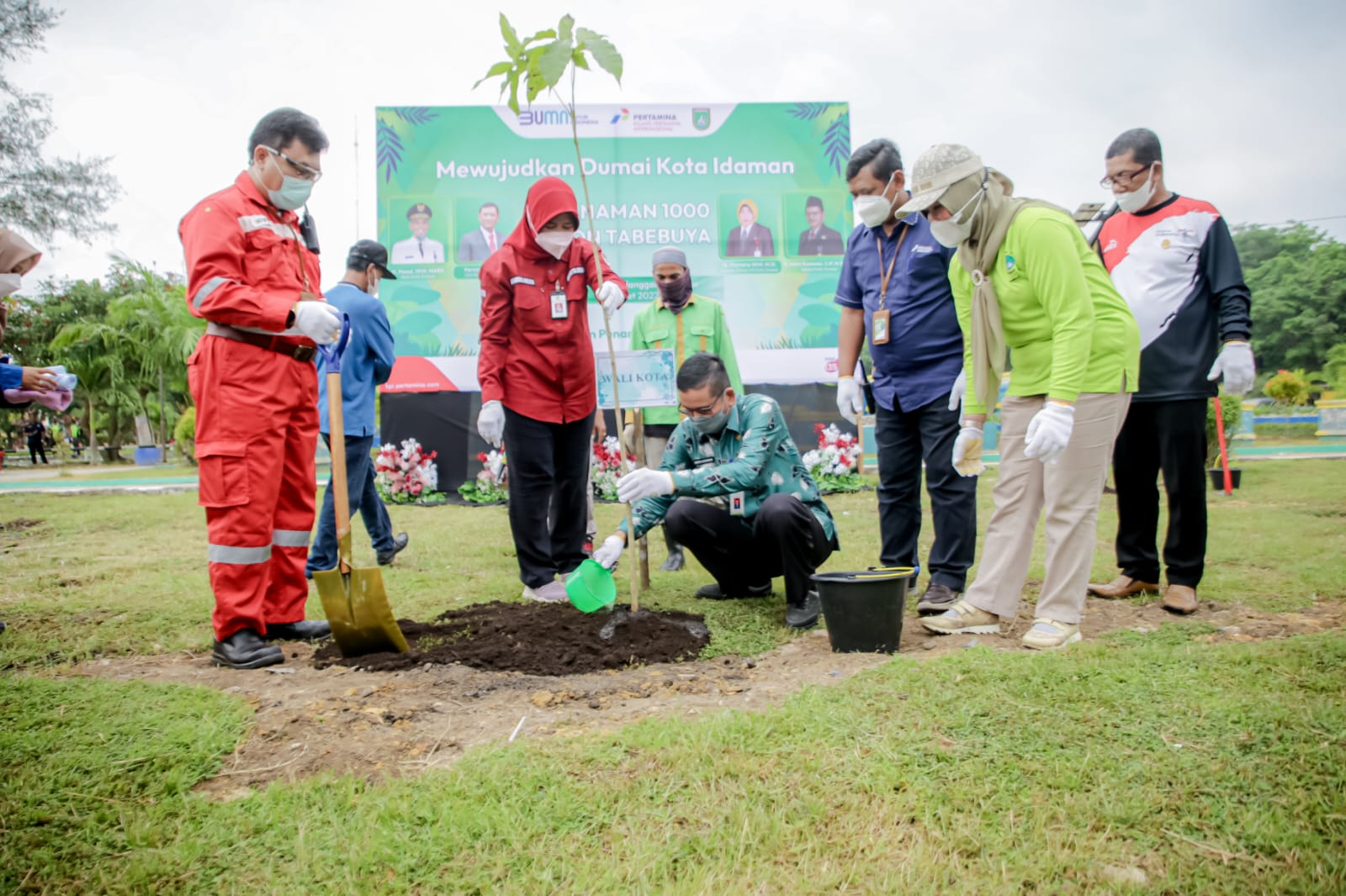 Hijaukan Dumai, Sekda Bersama GM PT. Pertamina RU II  Secara Simbolis Tanam Pohon Tabebuya