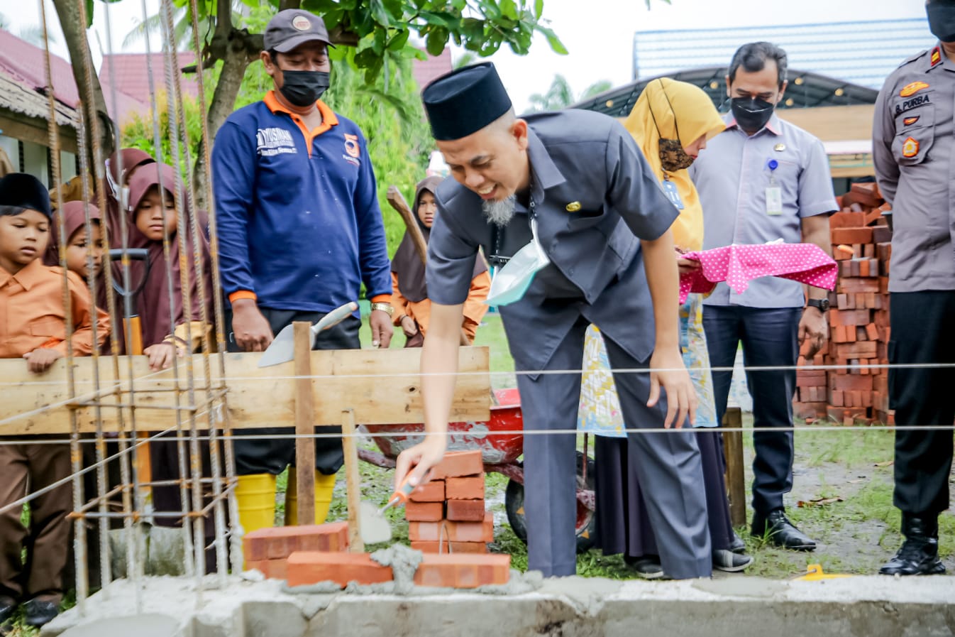 Wali Kota Dumai Meletakkan Batu Pertama Pembangunan Mushalla Al-Jihad Kelurahan Lubuk Gaung