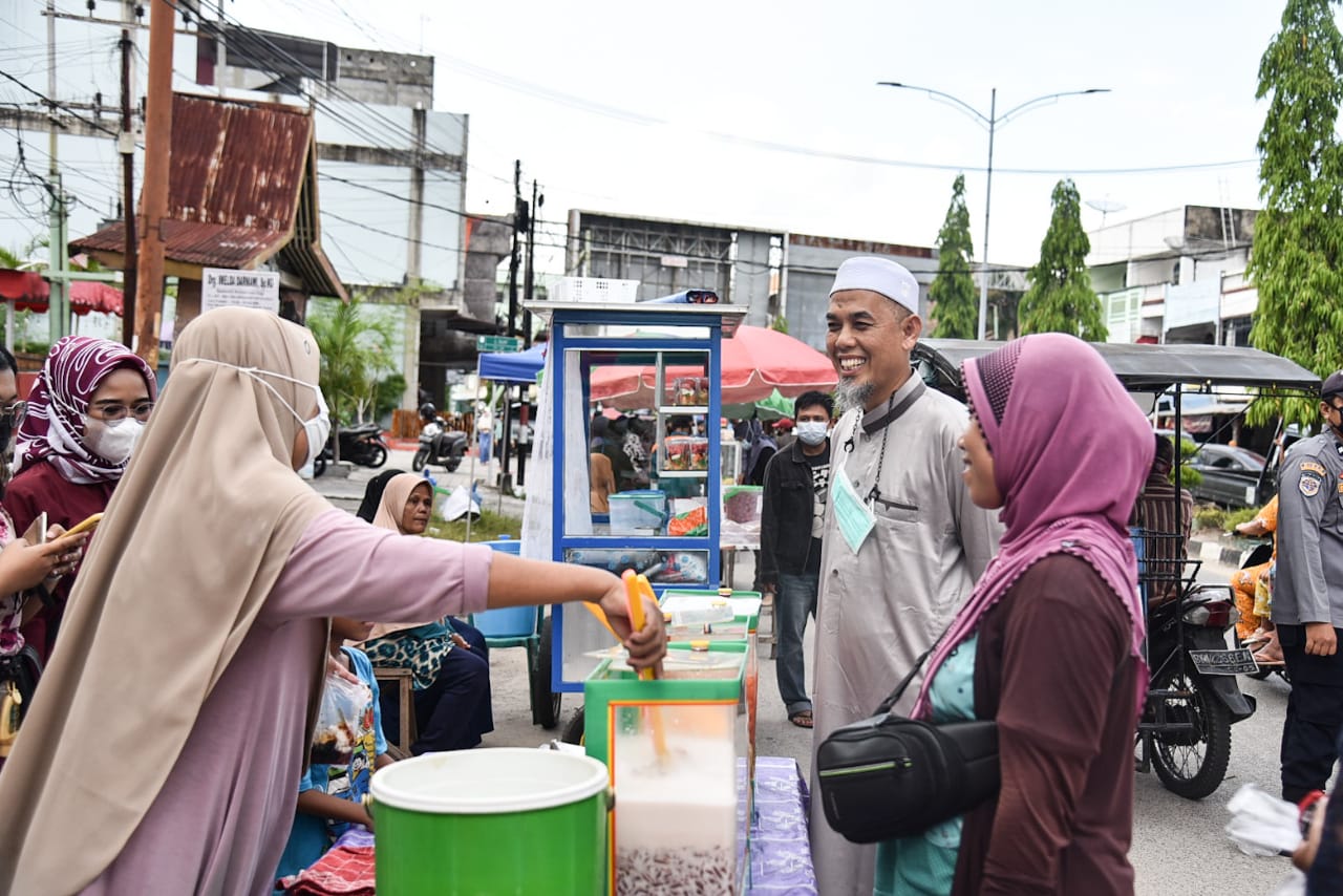 Gairahkan Semangat Berbagi, Wali Kota Dumai Berbagi dan Traktir Warga