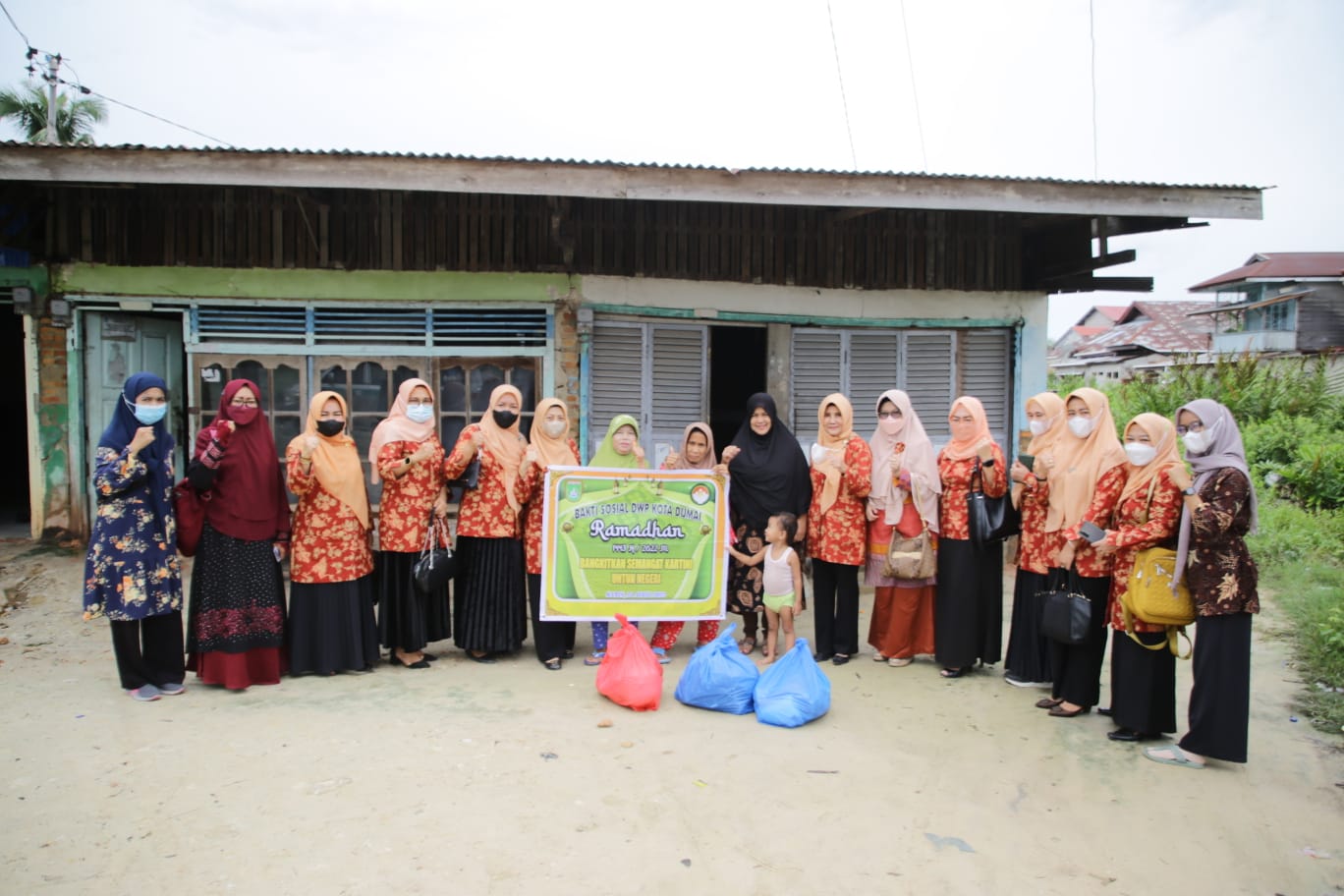 Bangkitkan Semangat Kartini Untuk Negeri, DWP Kota Dumai Laksanakan Bakti Sosial Ke Masyarakat 