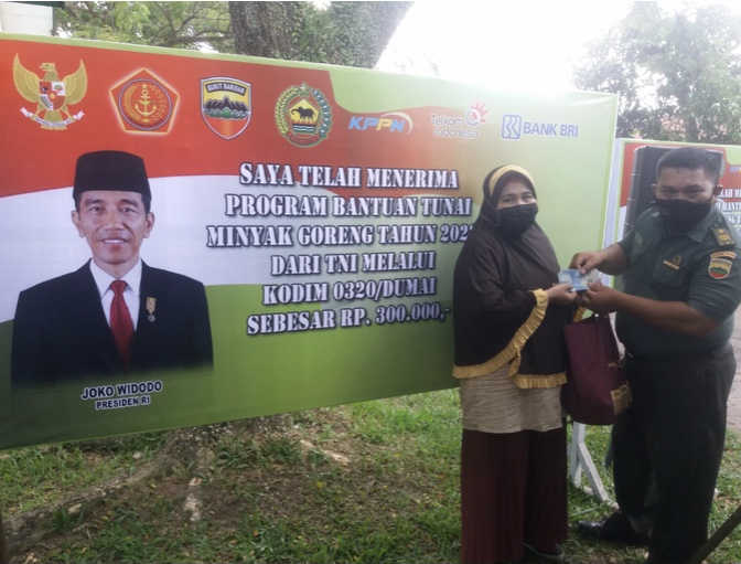 Kodim 0320/Dumai Salurkan Bantuan BLT Minyak Goreng Dari TNI
