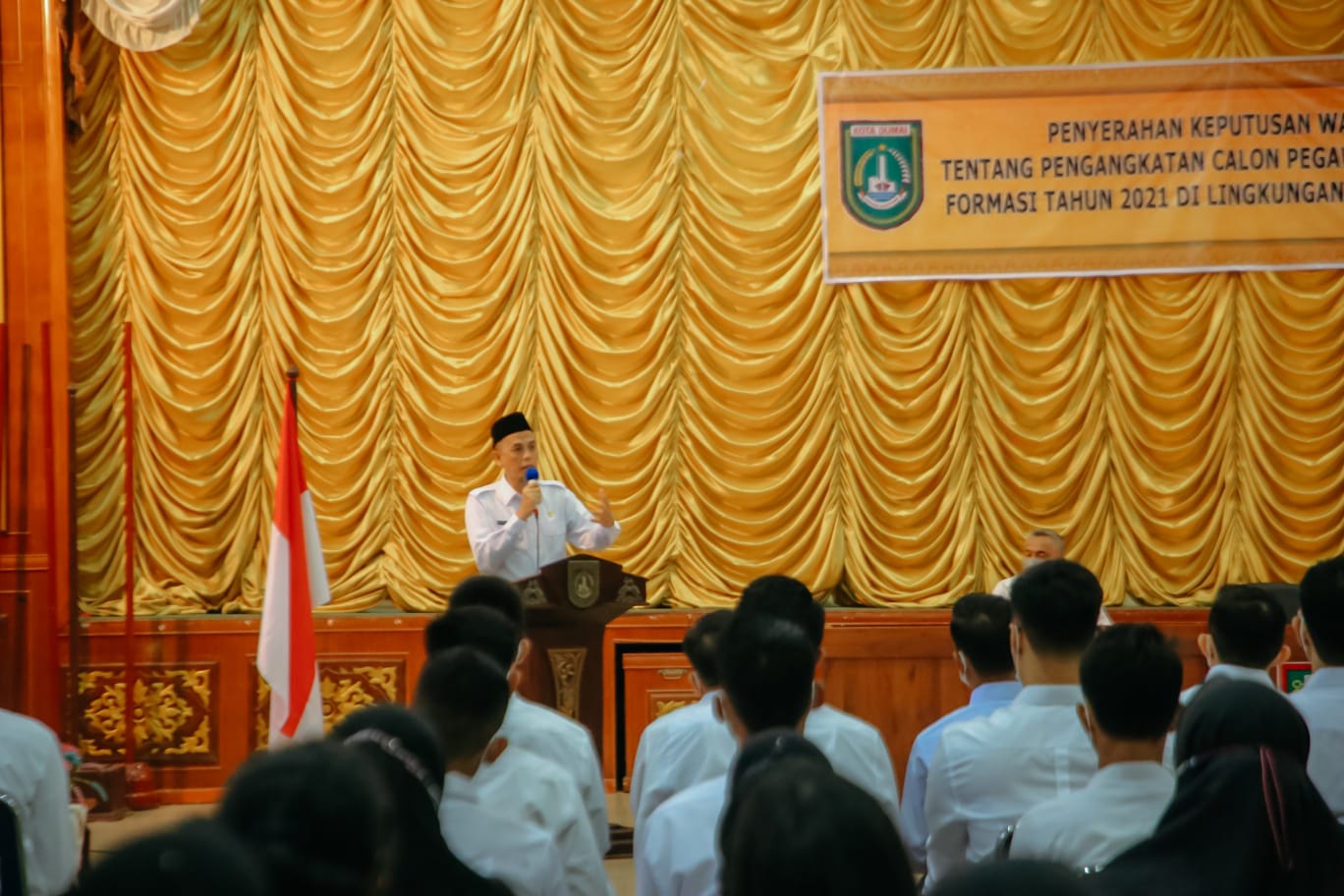 Serahkan 160 SK Formasi Tahun 2021, Wali Kota Dumai Warning CPNS Jangan Cepat Minta Pindah 