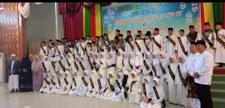 Melalui Khatam dan Wisuda Tahfidz SDIT Al Madinah, Asisten III  Sampaikan Pesan Tetap Istiqomah Jaga Hafalan Al-Qur'an 