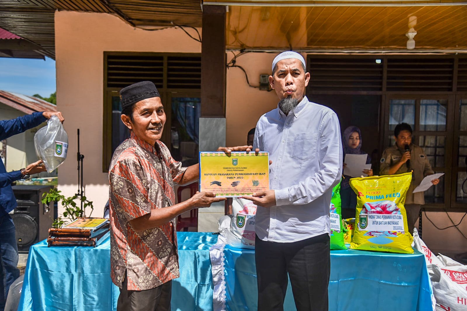 Berkhidmat Untuk Masyarakat, Wali Kota Dumai Serahkan Bantuan Prasarana Pembudidayaan Ikan 