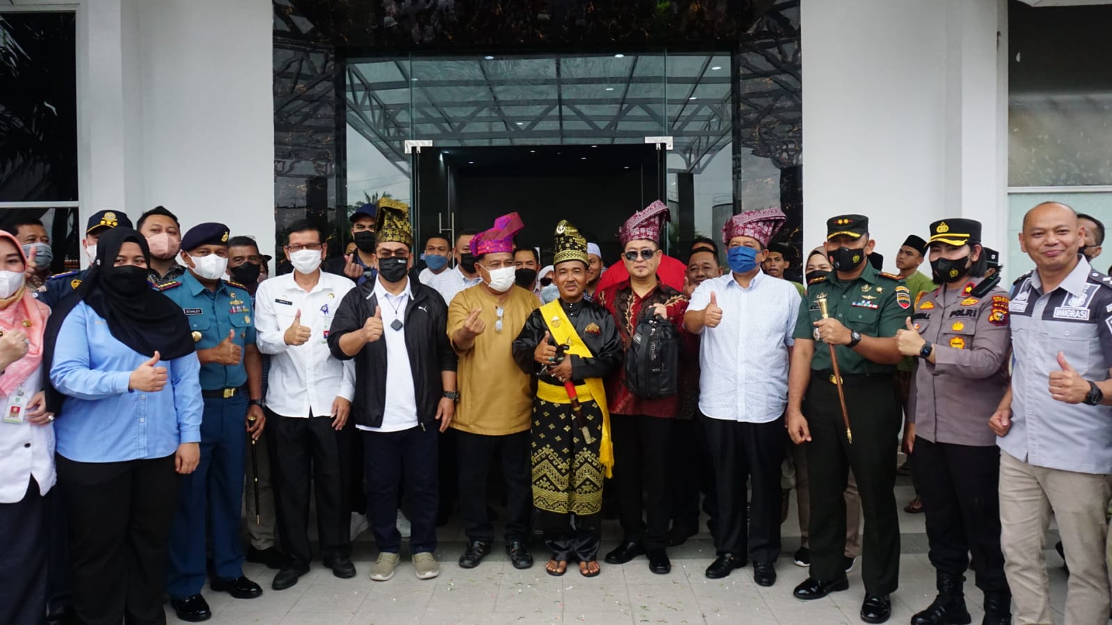 Dengan Rasa Hormat, Sekda Pasang Tanjak Kepada Ketua Menteri Melaka, H.Sulaiman Bin MD Ali