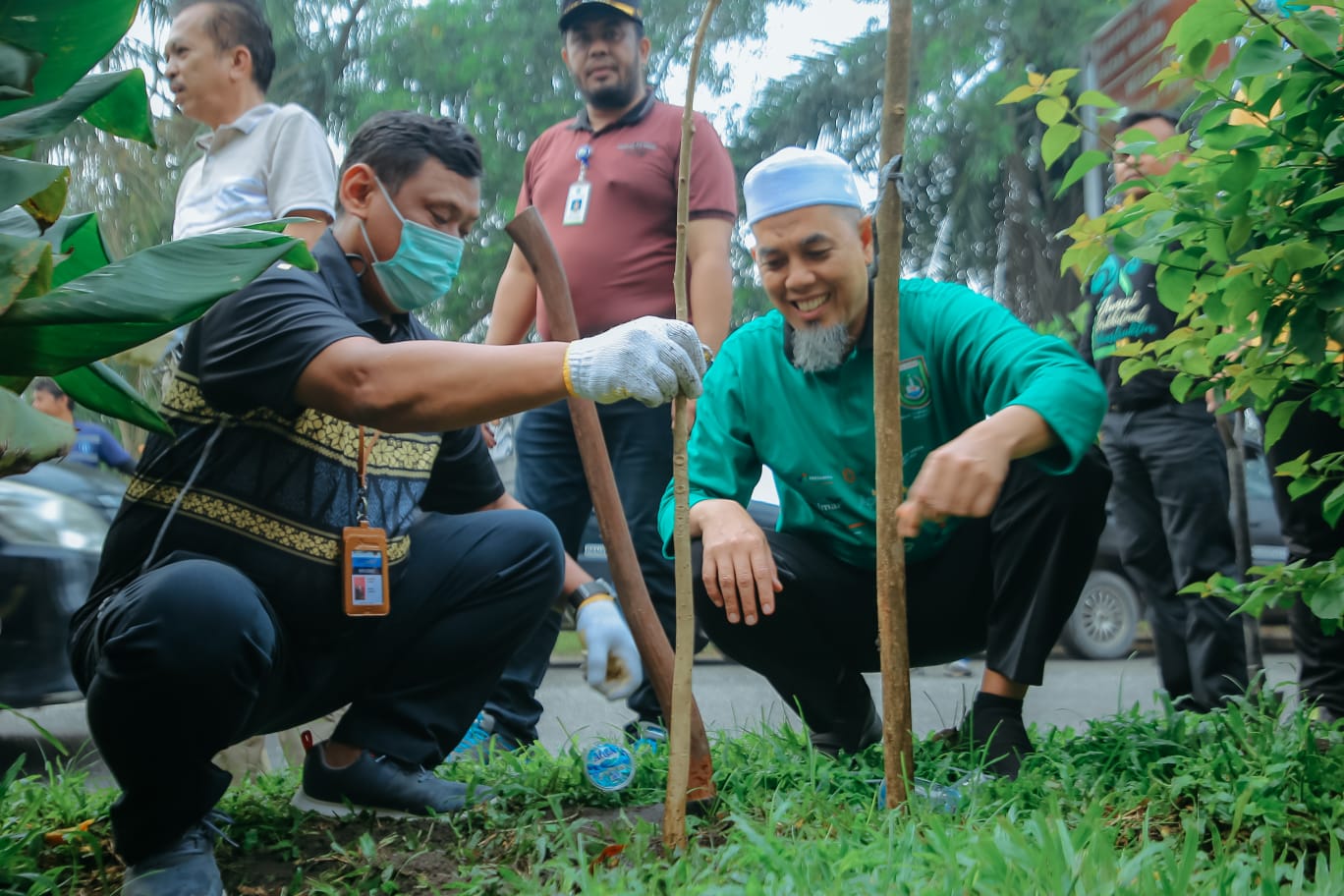 Peringati Hari Lingkungan Hidup Sedunia, Pemko Dumai Dan PT. KPI Goro Bersama Dan Tanam Pohon Tabebuya
