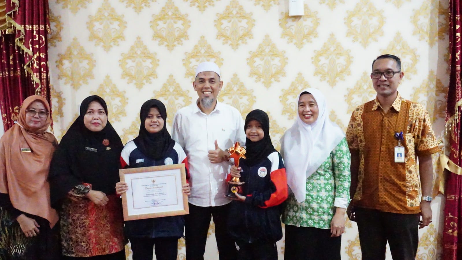 Sebelum Mengikuti Kejurnas, 2 Putri Terbaik Dumai Minta Doa Restu Wali Kota