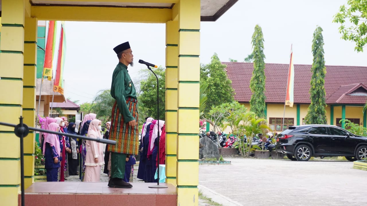 Jadi Inspektur Upacara, Wali Kota Dumai Berpesan Agar Siswa Menjadi Generasi Penerus Yang Membanggakan
