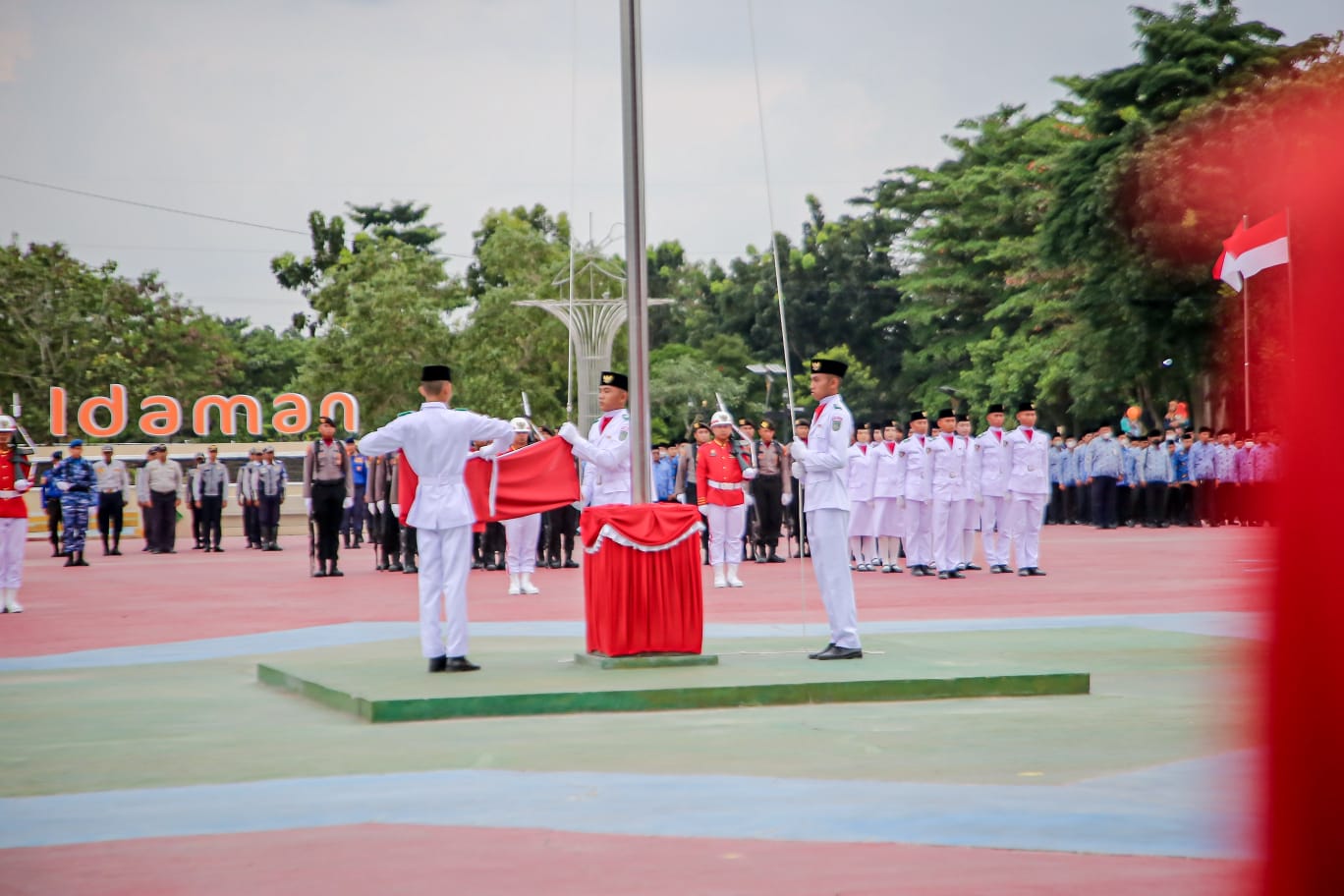 Meskipun Dalam Cuaca Mendung, Penurunan Bendera Merah Putih di Taman Bukit Gelanggang Berlangsung Khidmat