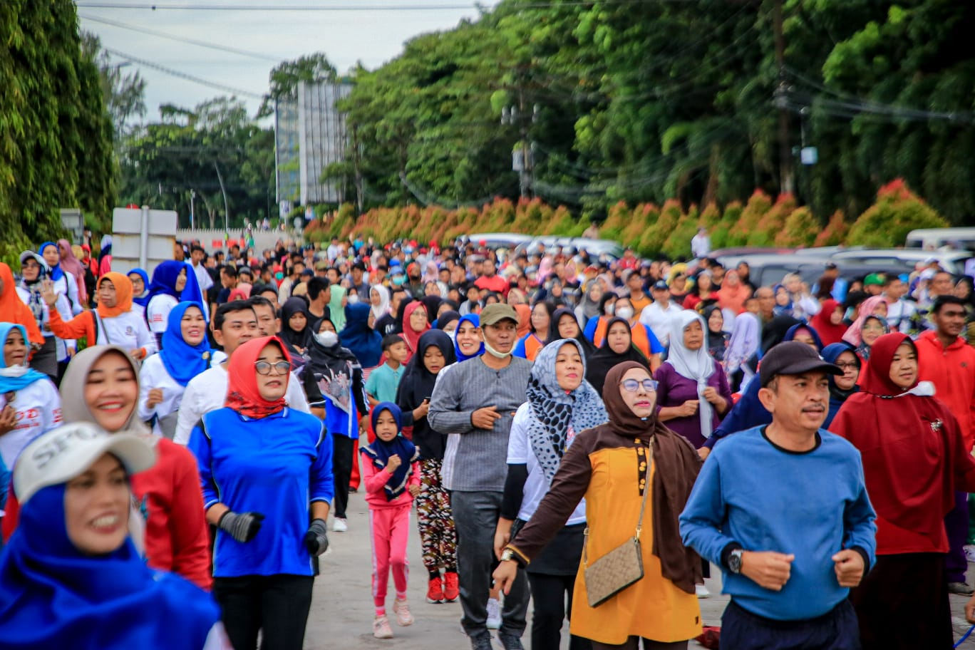 Wali Kota Bersama Ribuan Masyarakat Dumai Ikuti Senam Massal dan Jalan Santai Sejauh 2 KM