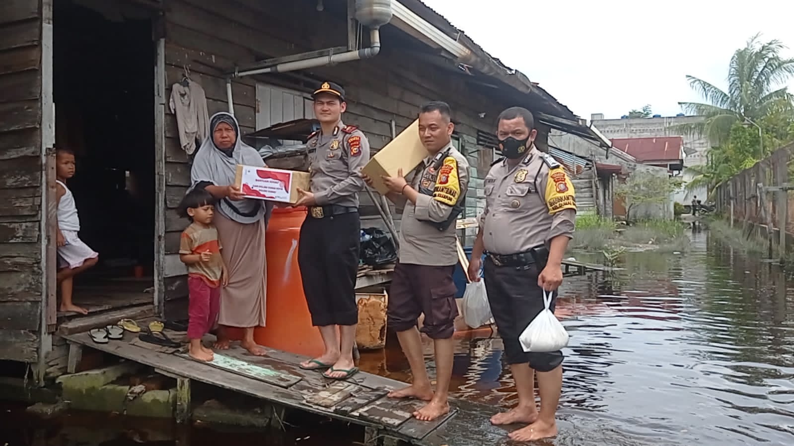 Inisiasi Jumat Berkah, Kapolsek Dumai Kota Salurkan Bansos Sembako Untuk Warga Terdampak Banjir Rob
