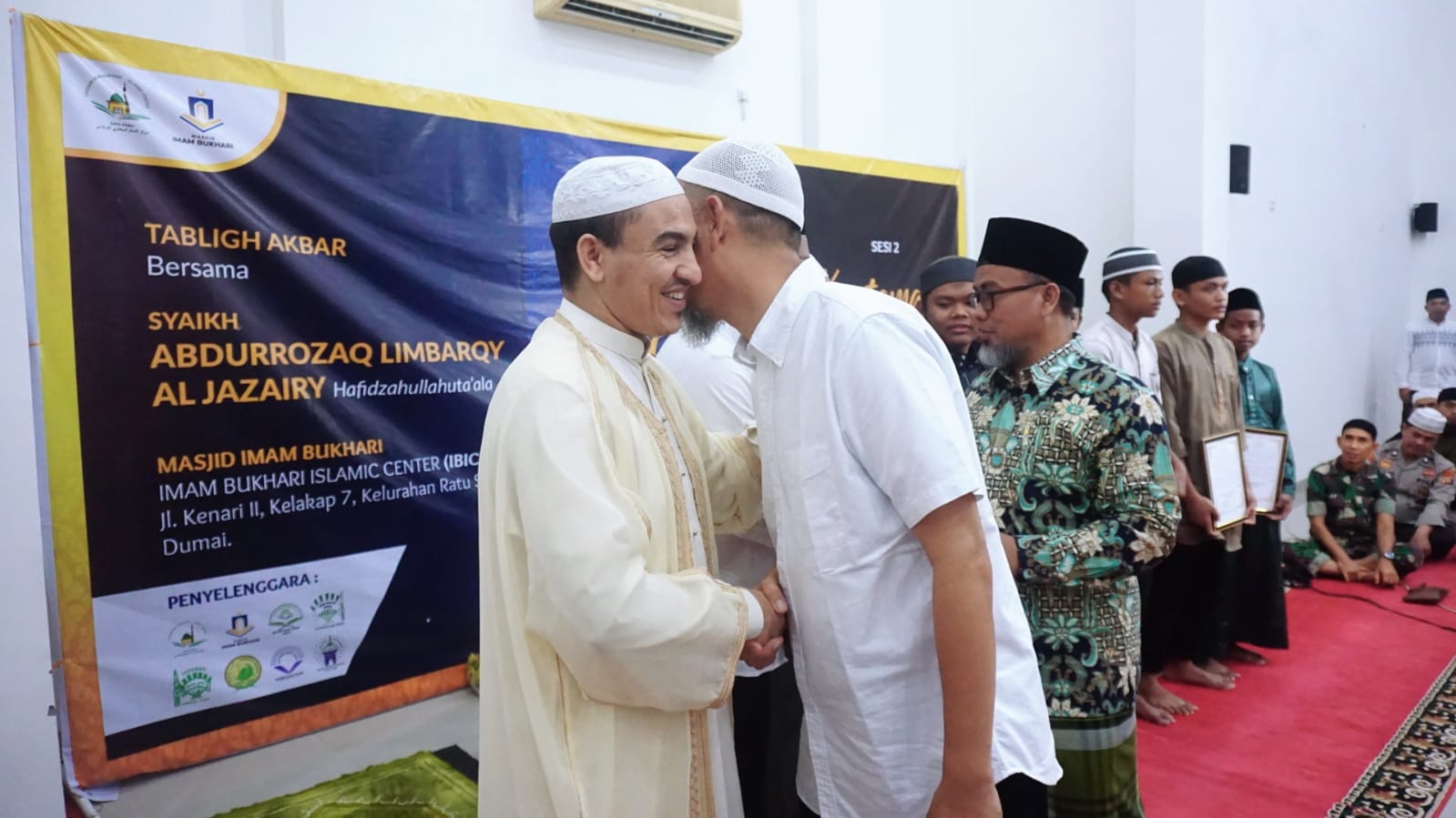 Ratusan Jema'ah Antusias Hadiri Tabligh Akbar Bersama Syaikh Abdurrozaq Limbarqy Al Jazairy