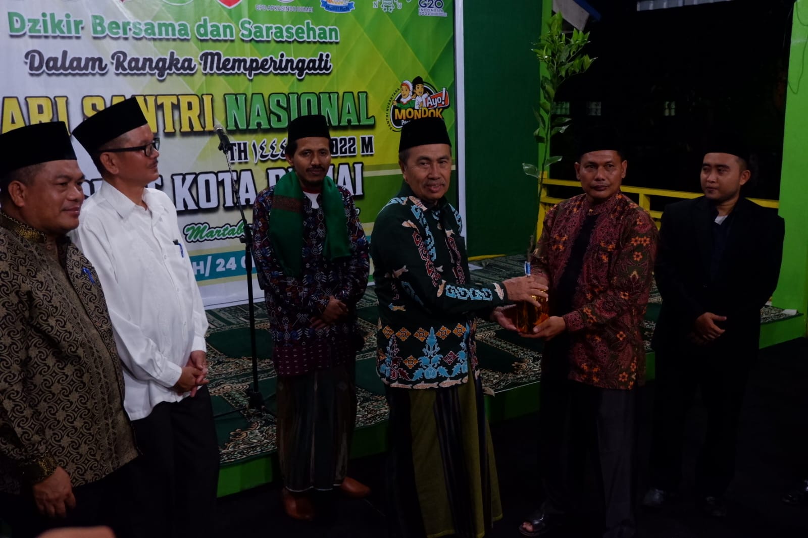 Dzikir dan Sarasehan Dalam Rangka Peringatan Hari Santri di Kota Dumai, Gubri Serahkan Ribuan Bibit Ke 13 Ponpes