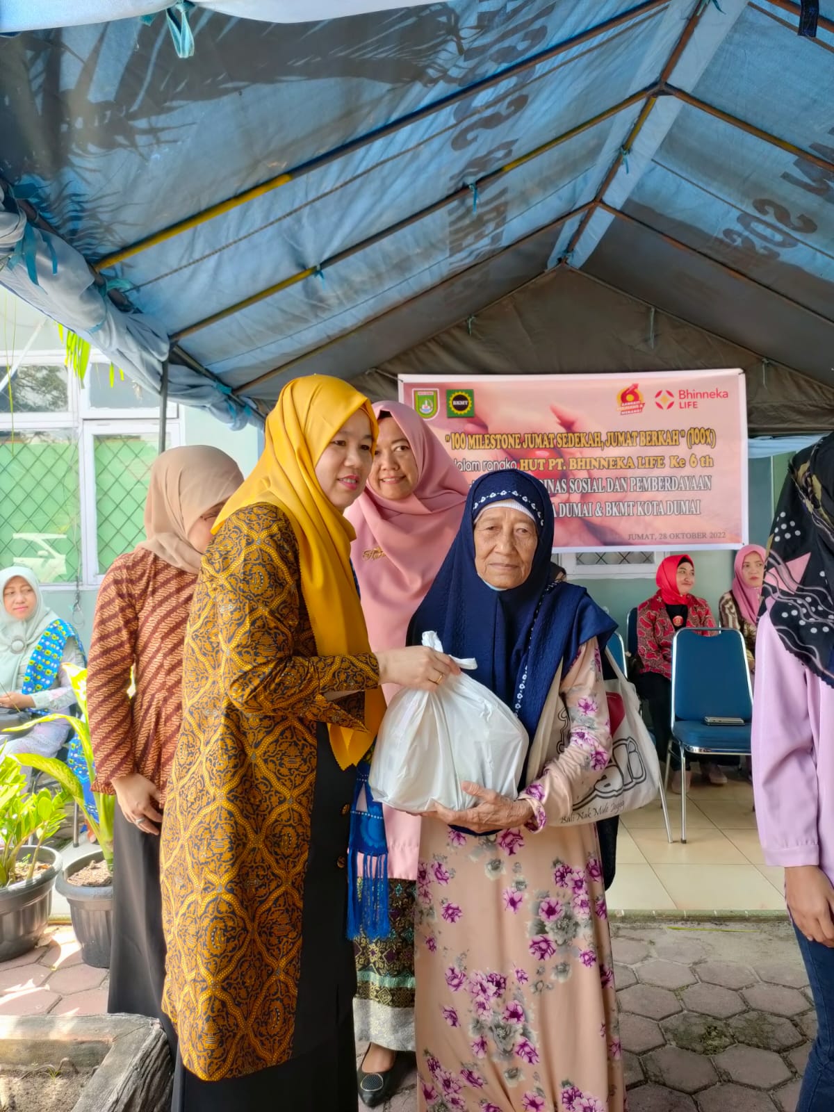 Selebrasi Program Jumat Sedekah, Jumat Berkah Ke 100 Kali, PT. Bhinneka Life Agency Dumai Gandeng Dinsos PM dan BKMT