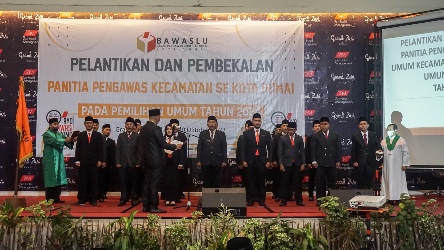 Hadiri Pelantikan Panwascam Pemilu  Serentak 2024, Wali Kota Dumai: Jalankan Tugas Secara Profesional Sesuai Tupoksi