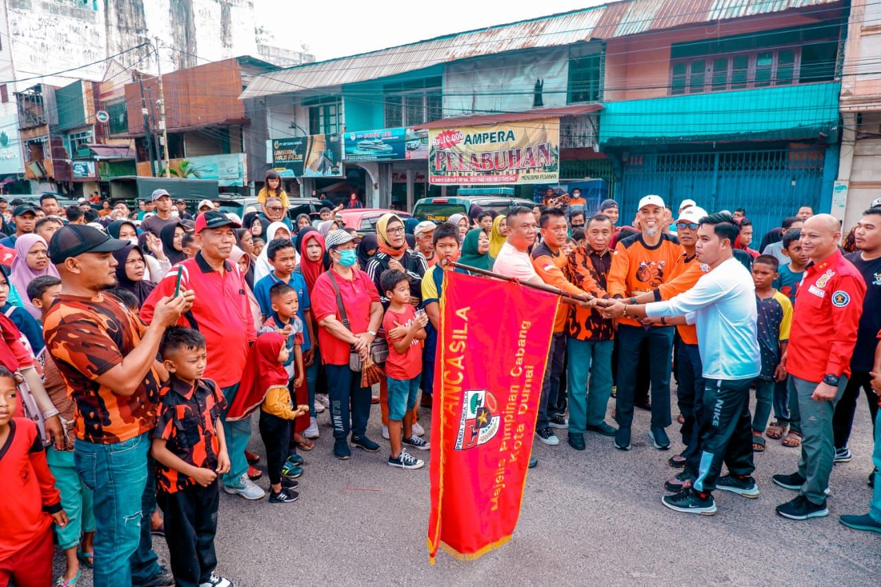 Semarak HUT ke-63 Pemuda Pancasila, Wali Kota Dumai Lepas Ratusan Peserta Jalan Santai Sehat