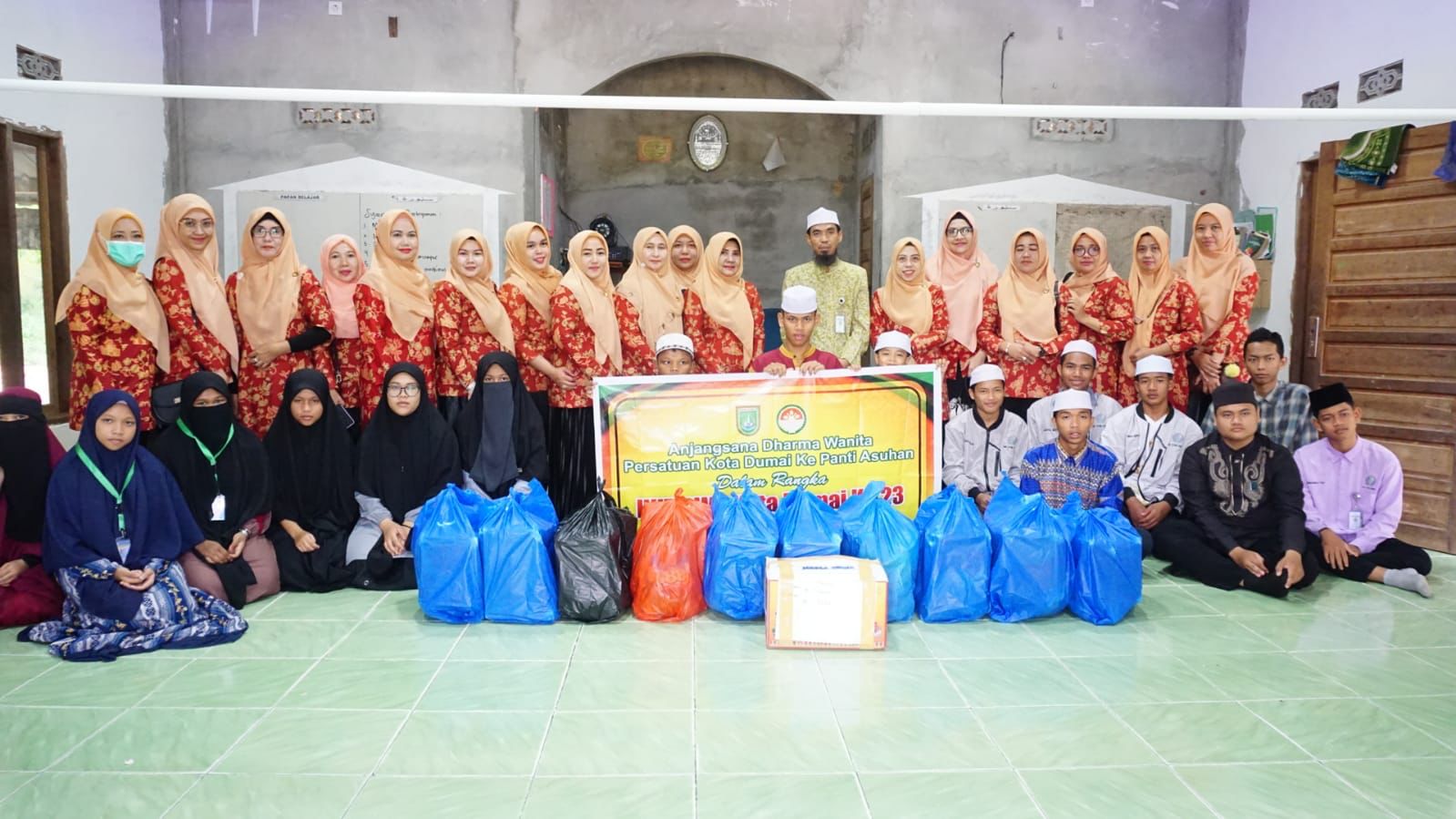 Rayakan HUT Ke-23, Dharma Wanita Persatuan Kota Dumai Bagikan Paket Sembako Di Panti Asuhan