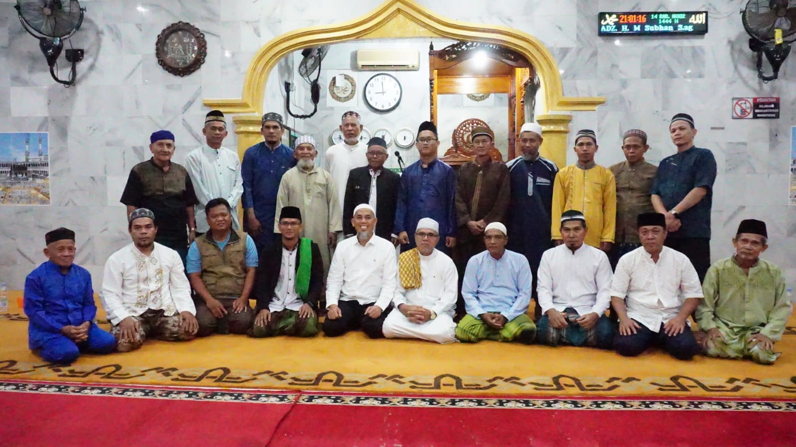 Dengan Penuh Khusyuk, Wali Kota Bersama Jemaah Masjid Jami'atul Muslimin Laksanakan Sholat Gerhana