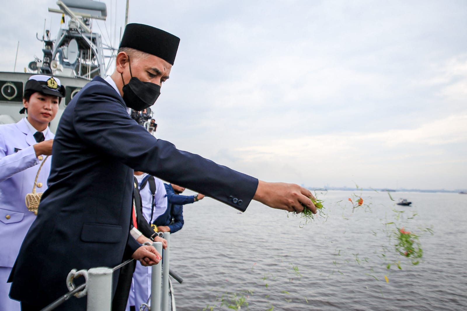 Mengenang Jasa Pahlawan, Wali Kota Dumai Bersama Forkopimda Lakukan Prosesi Tabur Bunga Di Tengah Laut