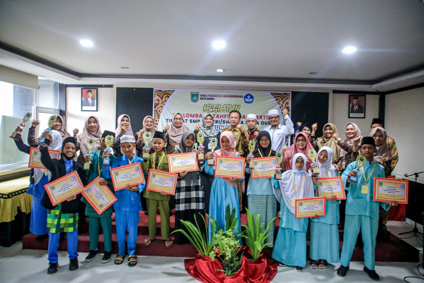 Serahkan Hadiah Kepada Pemenang Lomba Tahfidz dan Tartil, Asisten II Ingatkan Peserta Untuk Terus Tingkatkan Prestasi