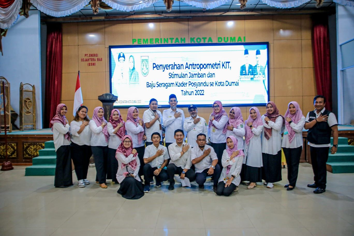 Serahkan Antriopometri Kit, Stimulan Jamban, dan Baju Seragam, Wali Kota Dumai Apresiasi Kader Posyandu Se-Kota Dumai