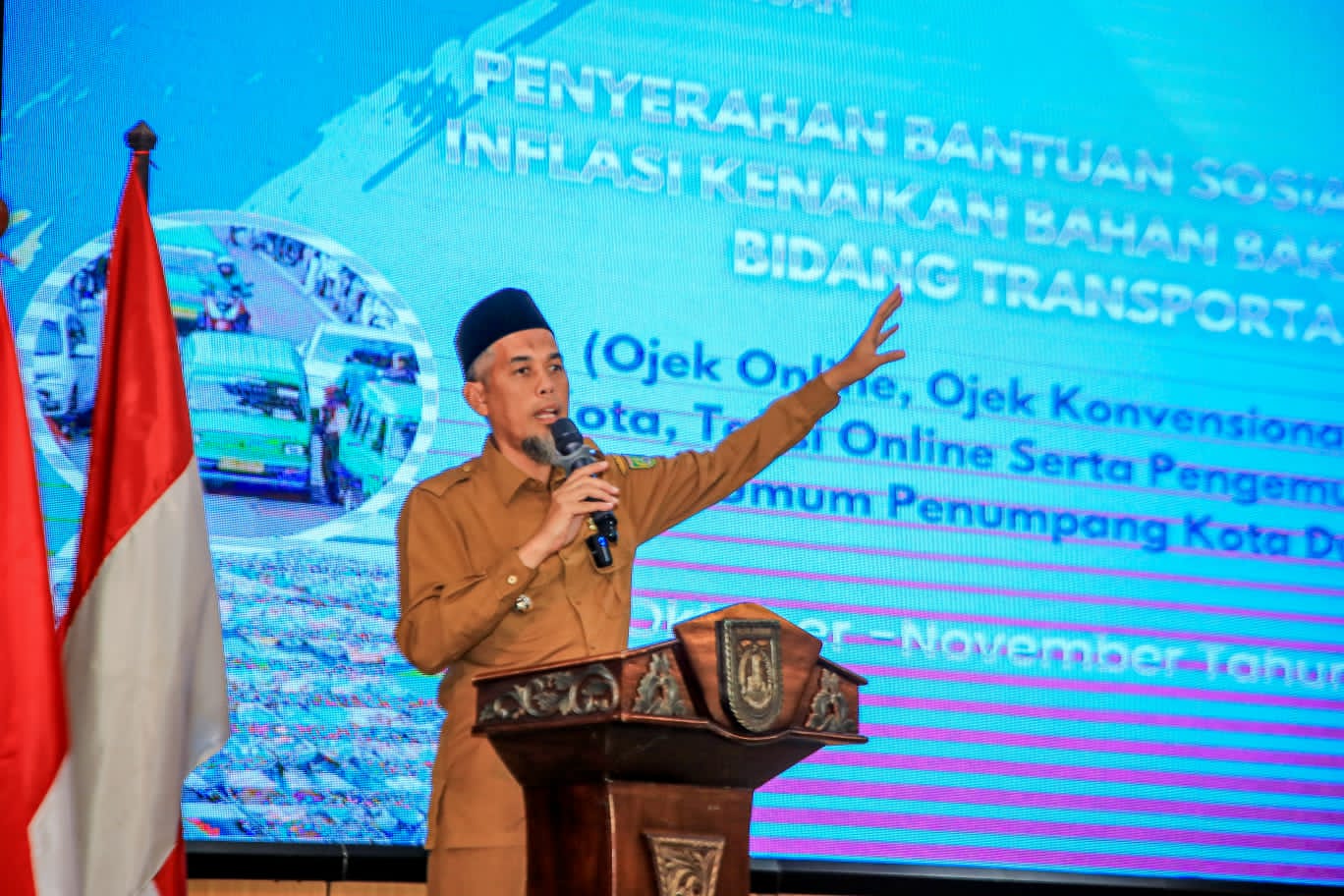 Laksanakan Intruksi Presiden, Wali Kota Dumai Serahkan Bansos Kepada 323 Pengemudi Angkutan Umum dan Online
