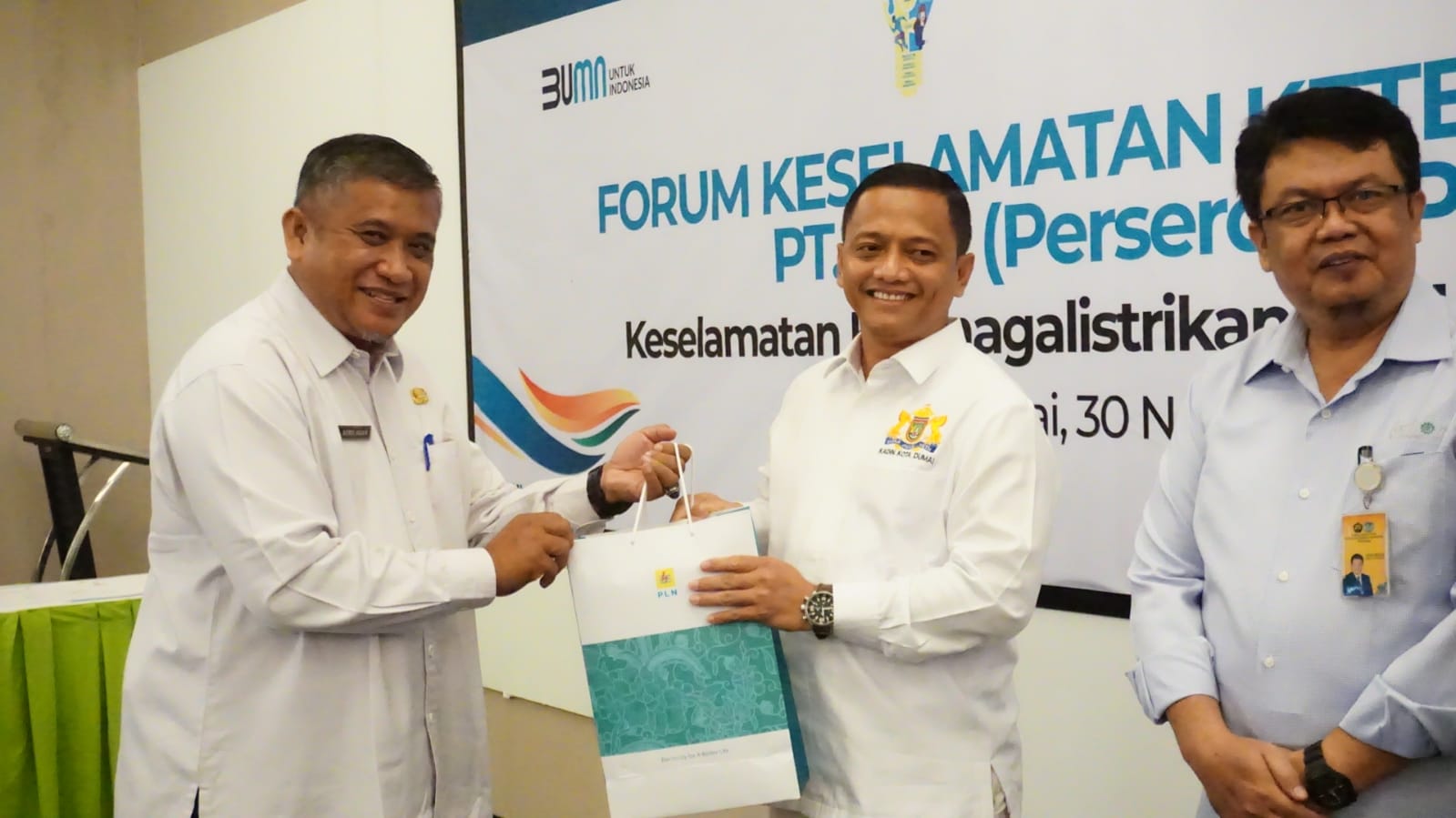 Dihadiri Staf Ahli, PT. PLN Ingatkan Warga Tidak Main Layang-Layang Dan Pasang Baleho Di Dekat Jaringan Listrik