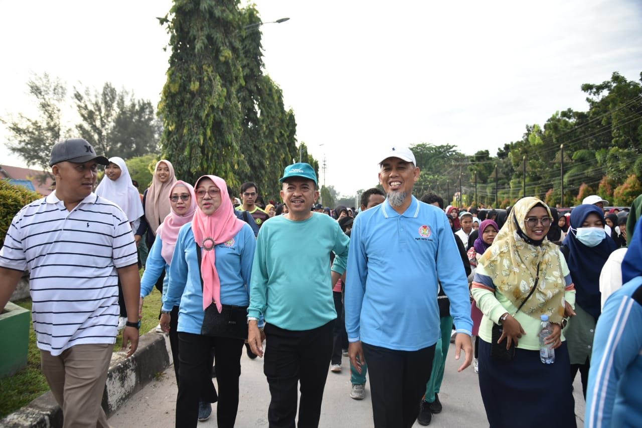 Semarak HUT PGRI ke-77 dan Hari Guru Nasional, Ribuan Masyarakat Dumai Ikuti Jalan Santai