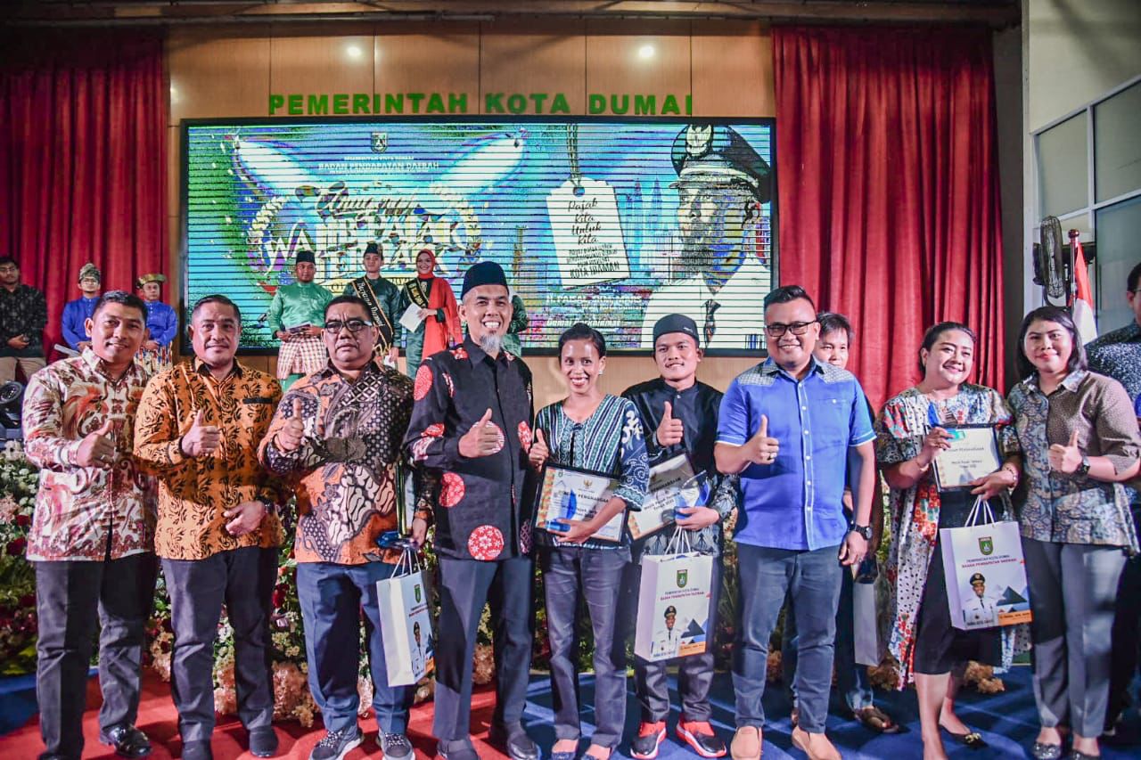 Wujud Apresiasi, Wali Kota Dumai Serahkan Penghargaan di Malam Anugerah Wajib Pajak 