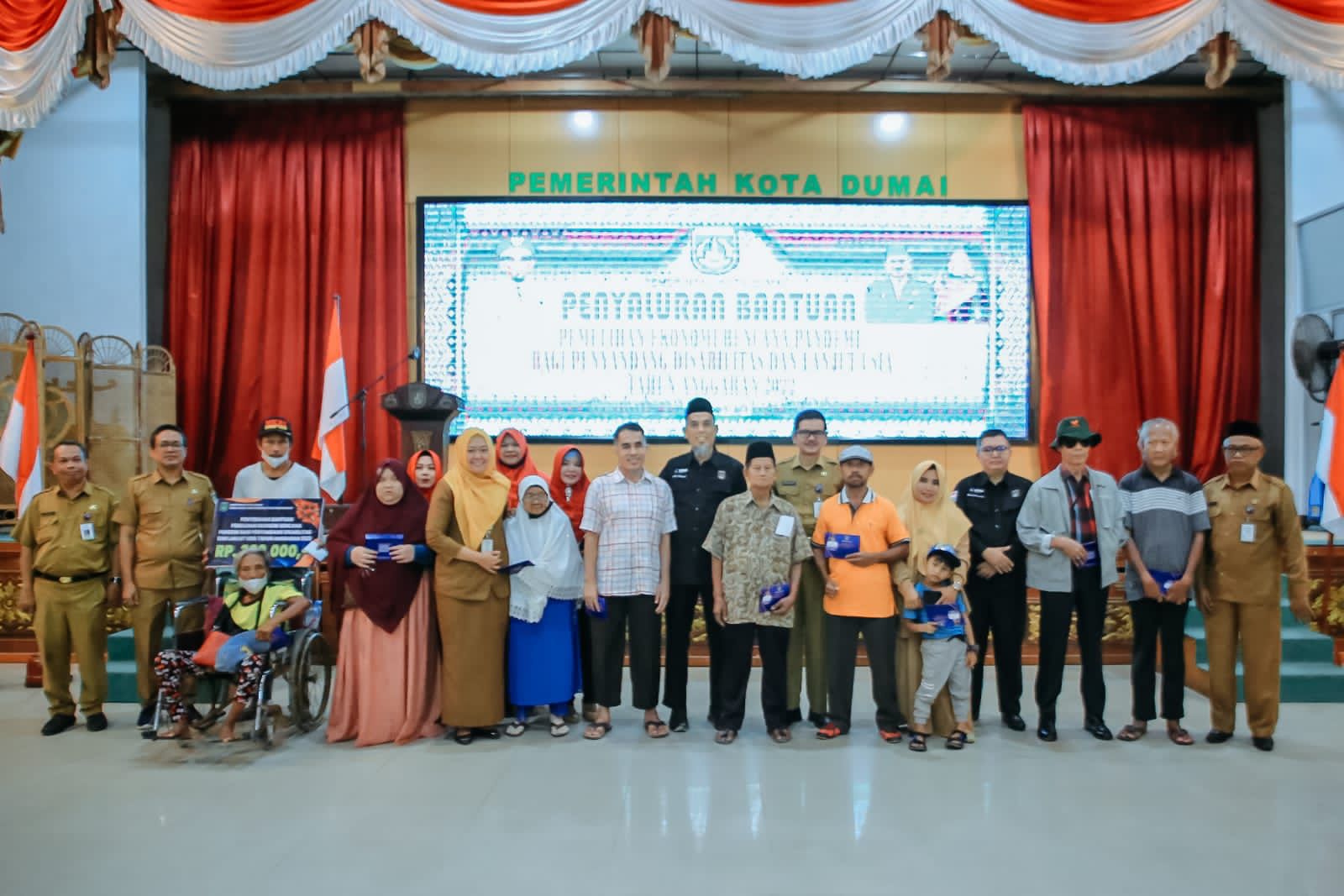 300 Orang Penyandang Disabilitas dan Lansia Terima Bantuan, Walikota : "Jika Adanya Pemotongaan Bisa Dilaporkan Kepada Kami"
