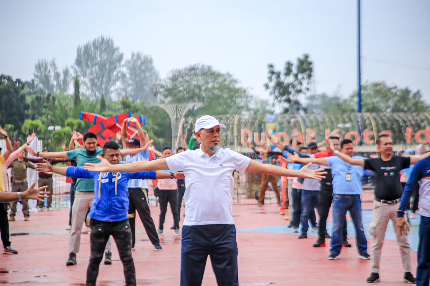 Bersama Ratusan ASN Dan TKPK, Wali Kota Dumai Laksanakan Senam Pagi Dan Goro di TBG 