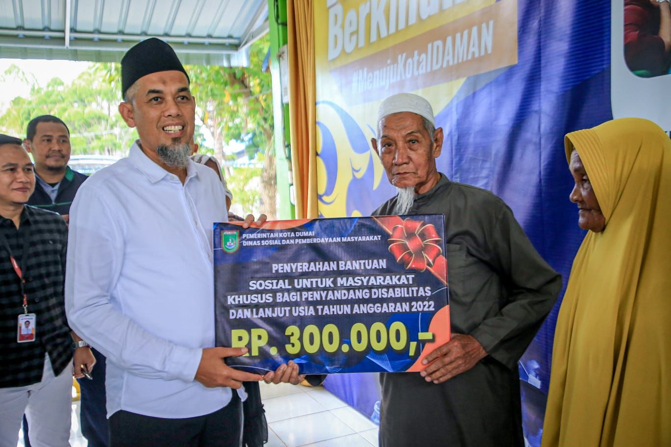 Serahkan Bansos Bagi Penyandang Disabilitas dan Lansia, Wali Kota Dumai: Insyaallah Dapat Bermanfaat