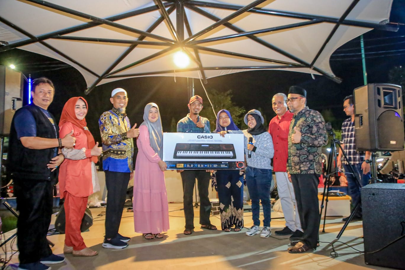 Kagumi Sosok Talenta Muda Penyandang Disabilitas, Wali Kota Serahkan Keyboard Piano Kepada Resty