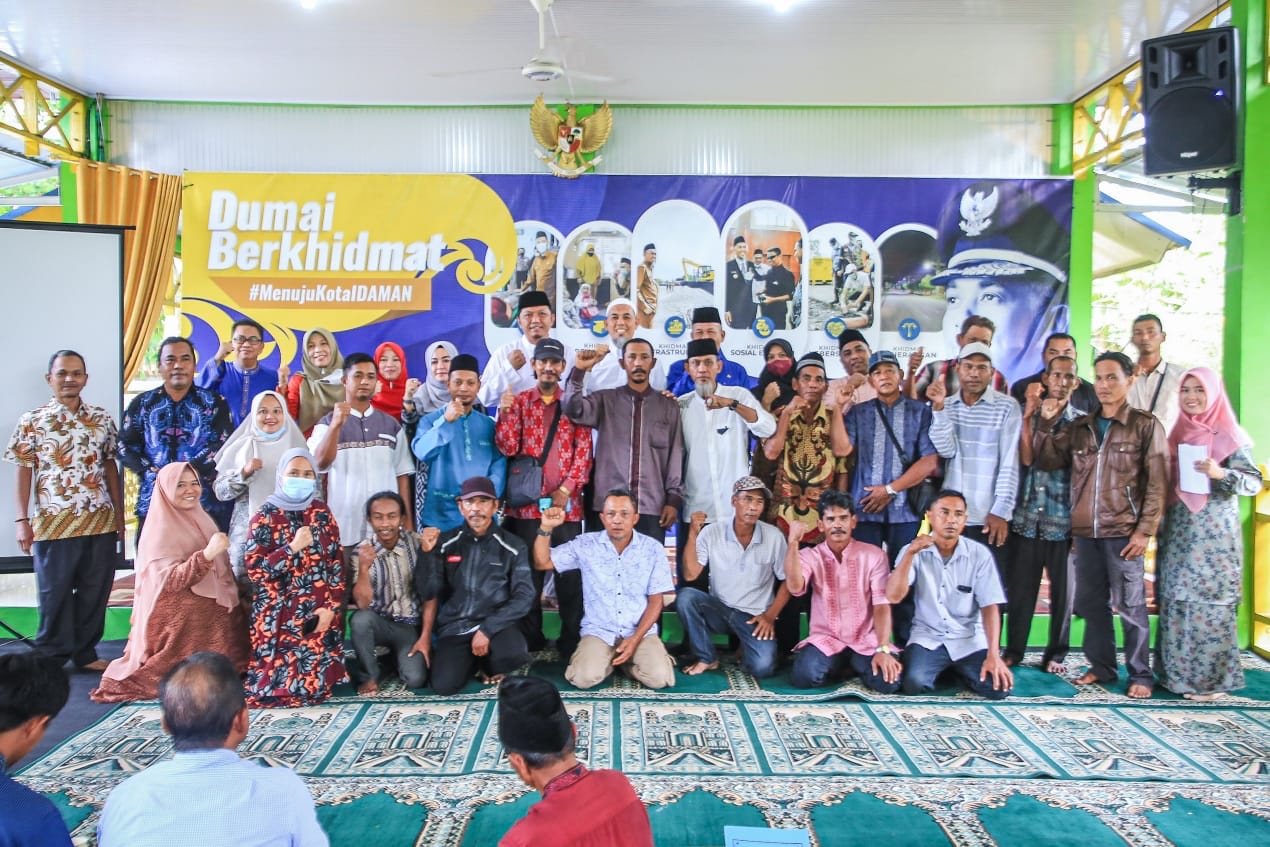 Penanganan Dampak Inflasi, Wali Kota Serahkan Bansos Kepada KUB Nelayan dan Pokdakan se Kota Dumai
