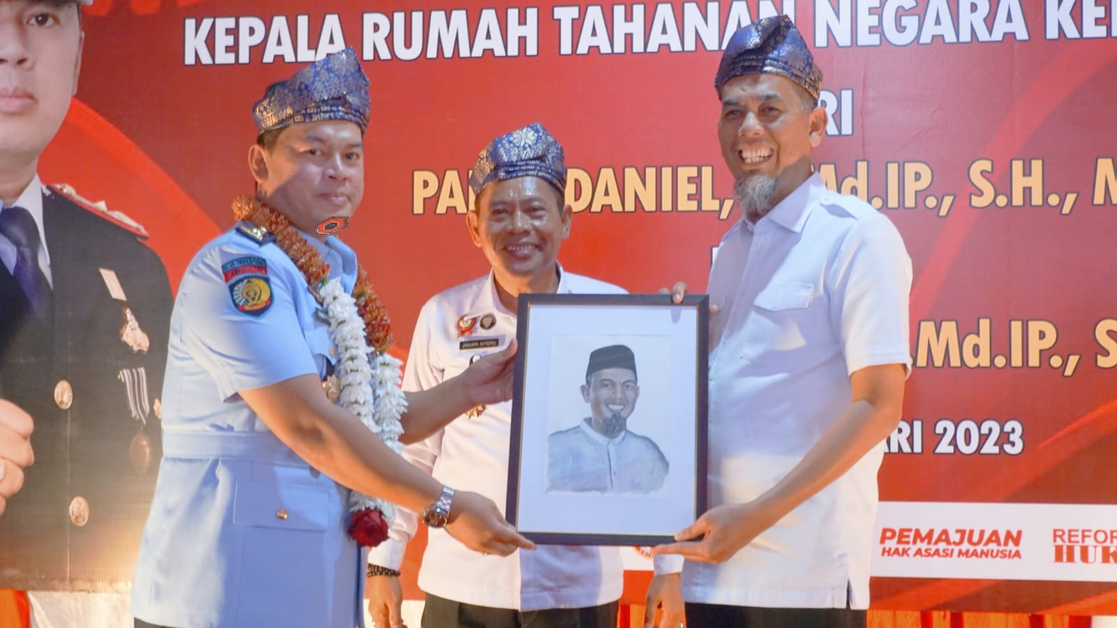 Pisah Sambut Kepala Rumah Tahanan Dumai, Wali Kota Berikan Cendramata Kepada Pance Daniel