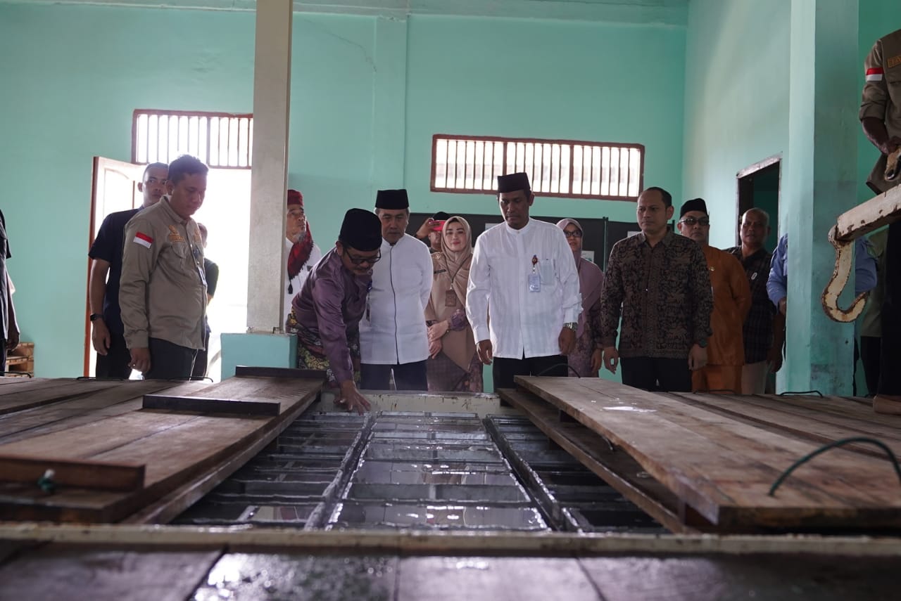 Sambangi Pabrik Es Balok Pelabuhan TPI Dumai, Gubri Serahkan Bantuan 300 Ribu Benur Udang Vaname