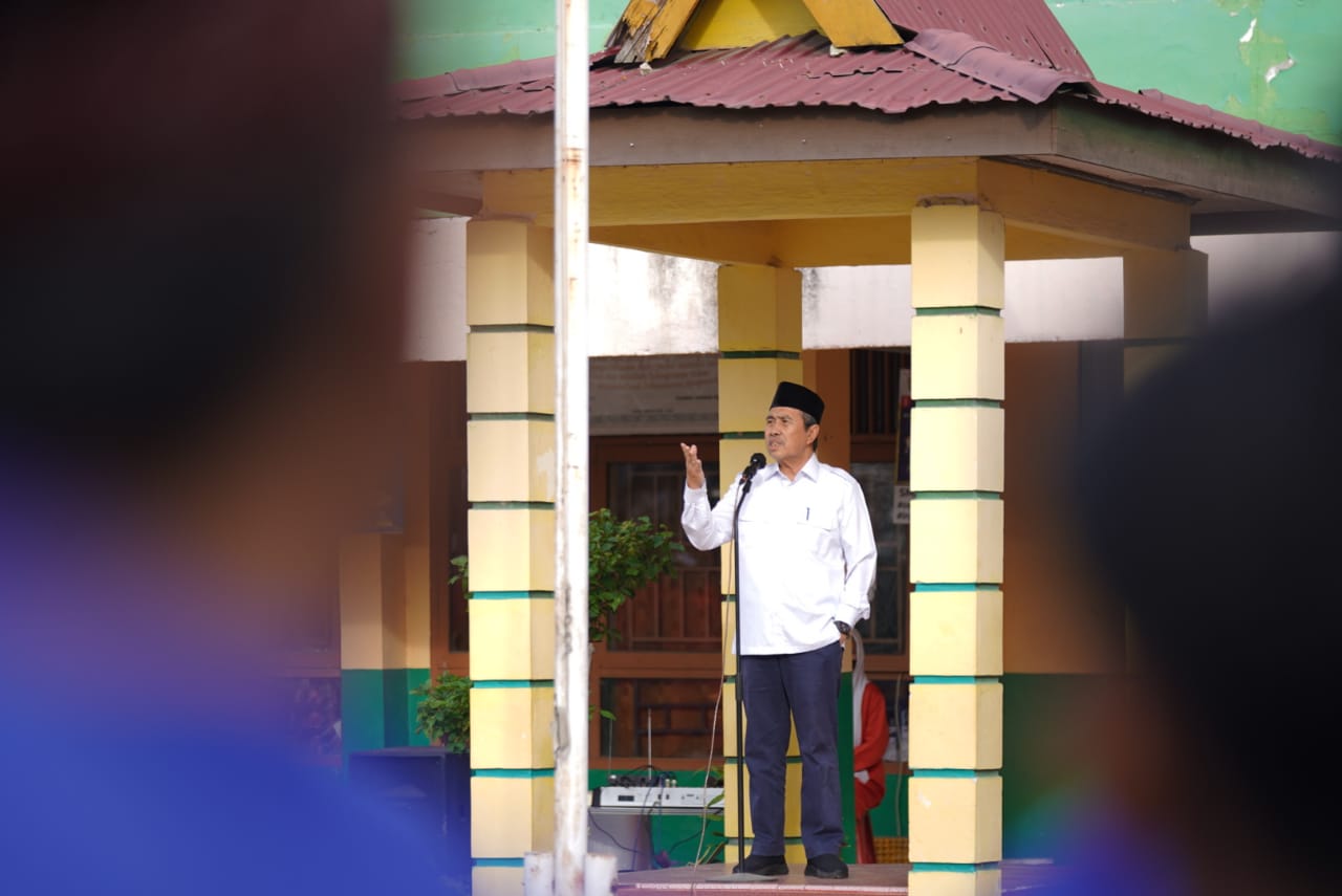 Jadi Inspektur Upacara Di SMA Negeri 2 Dumai, Gubri Minta Pelajar Kurangi Bermain Gadget