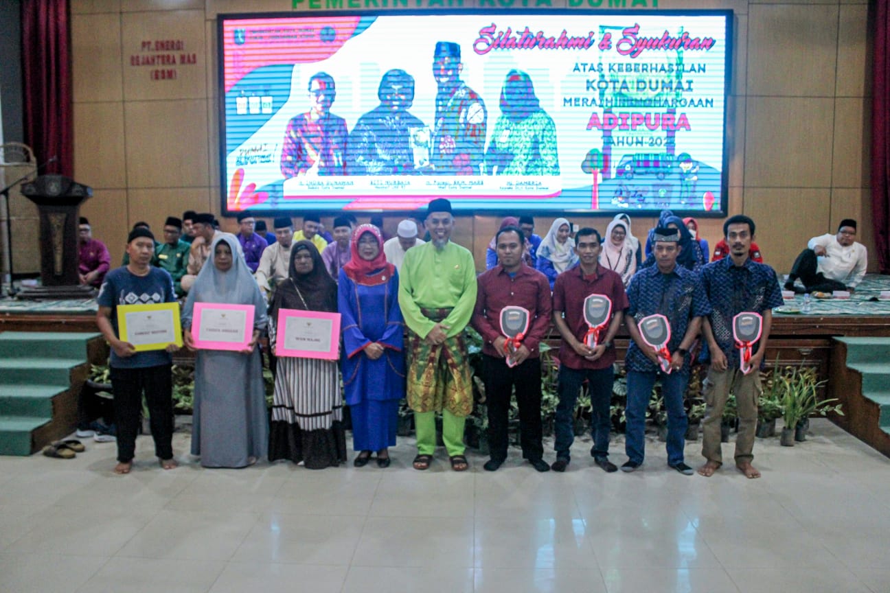 Berkah Penghargaan Adipura, 3 orang Petugas Kebersihan mendapatkan hadiah Umroh dari Wali Kota Dumai. 