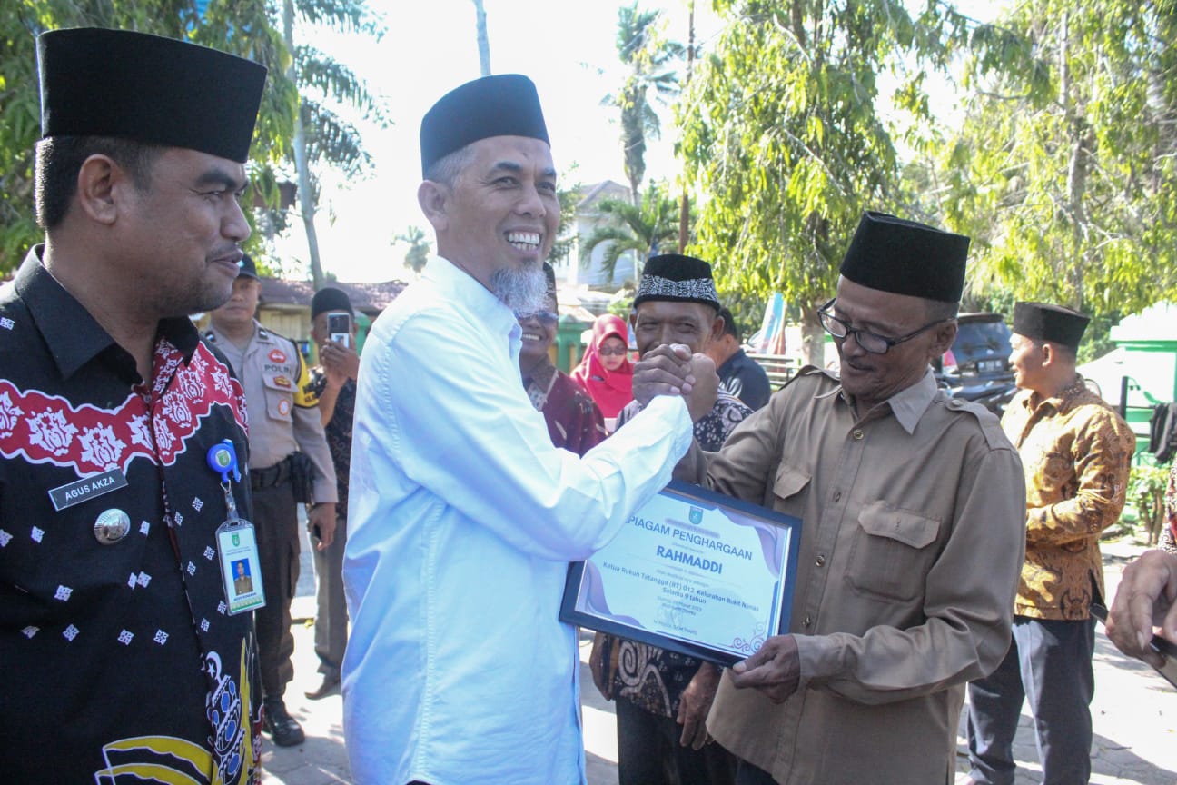 Hadiri Pengukuhan Ketua RT dan LPMK se Kecamatan Bukit Kapur, Wali Kota: Entaskan Persoalan Data Masyarakat Kurang Mampu