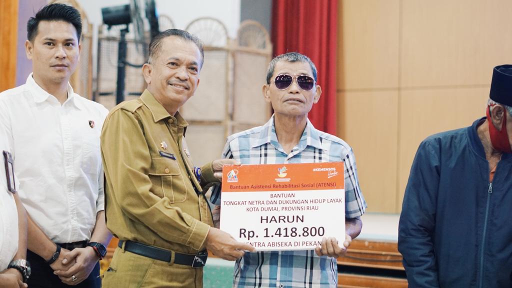 Pemko Dumai salurkan bantuan bagi penyandang disabilitas dan lansia se Kota Dumai bersama dengan Sentra Abiseka Kemensos RI.