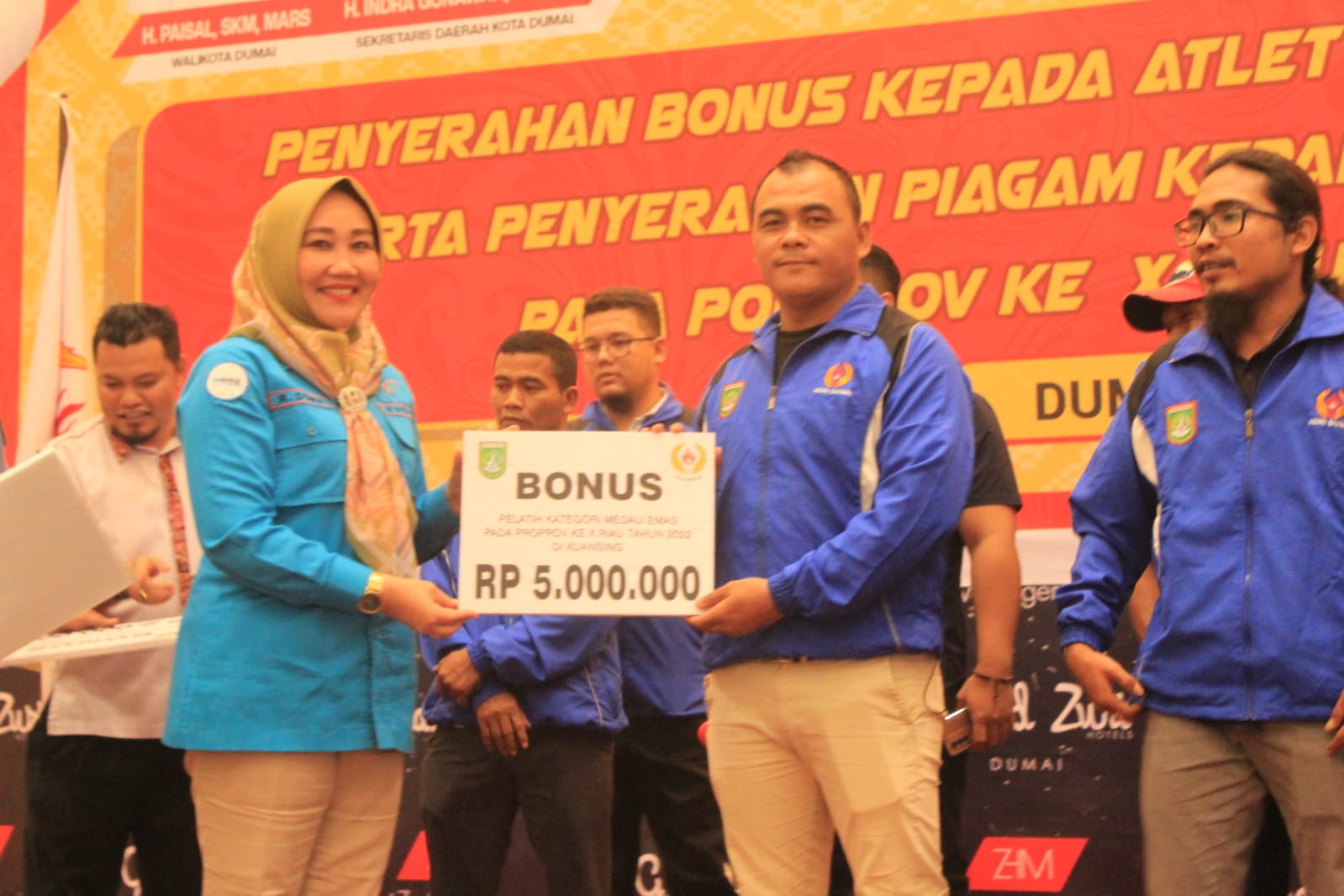 Harumkan Nama Kota Dumai Di Kancah Provinsi, Atlet dan Pelatih Porprov X Riau Terima Bonus Prestasi Dari Pemerintah Kota Dumai. 